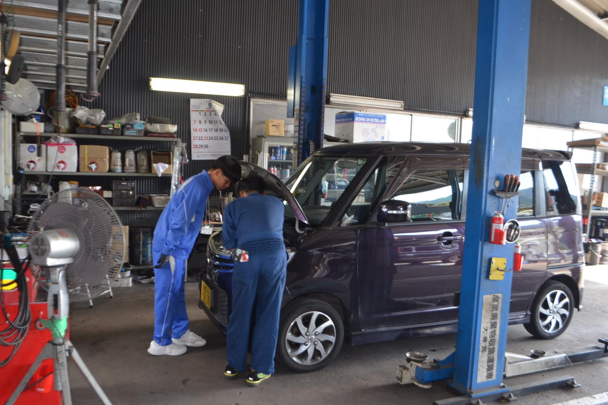 自動車工場での職場体験の様子