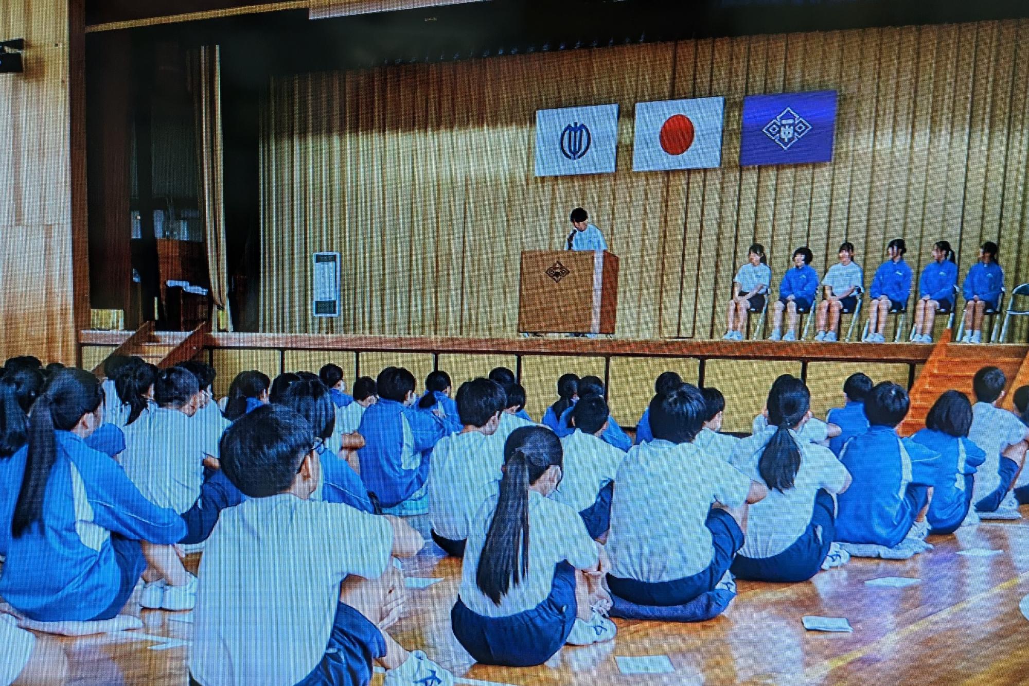 演説する立候補者