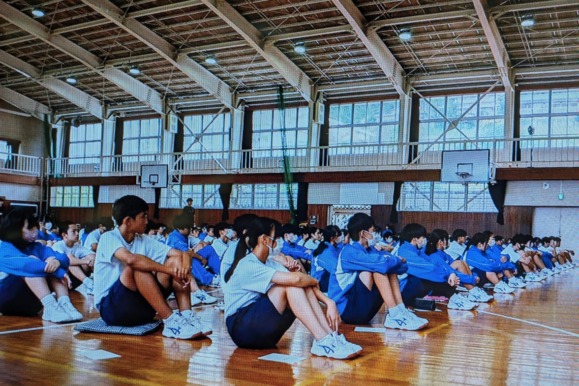 演説を聞く生徒の様子