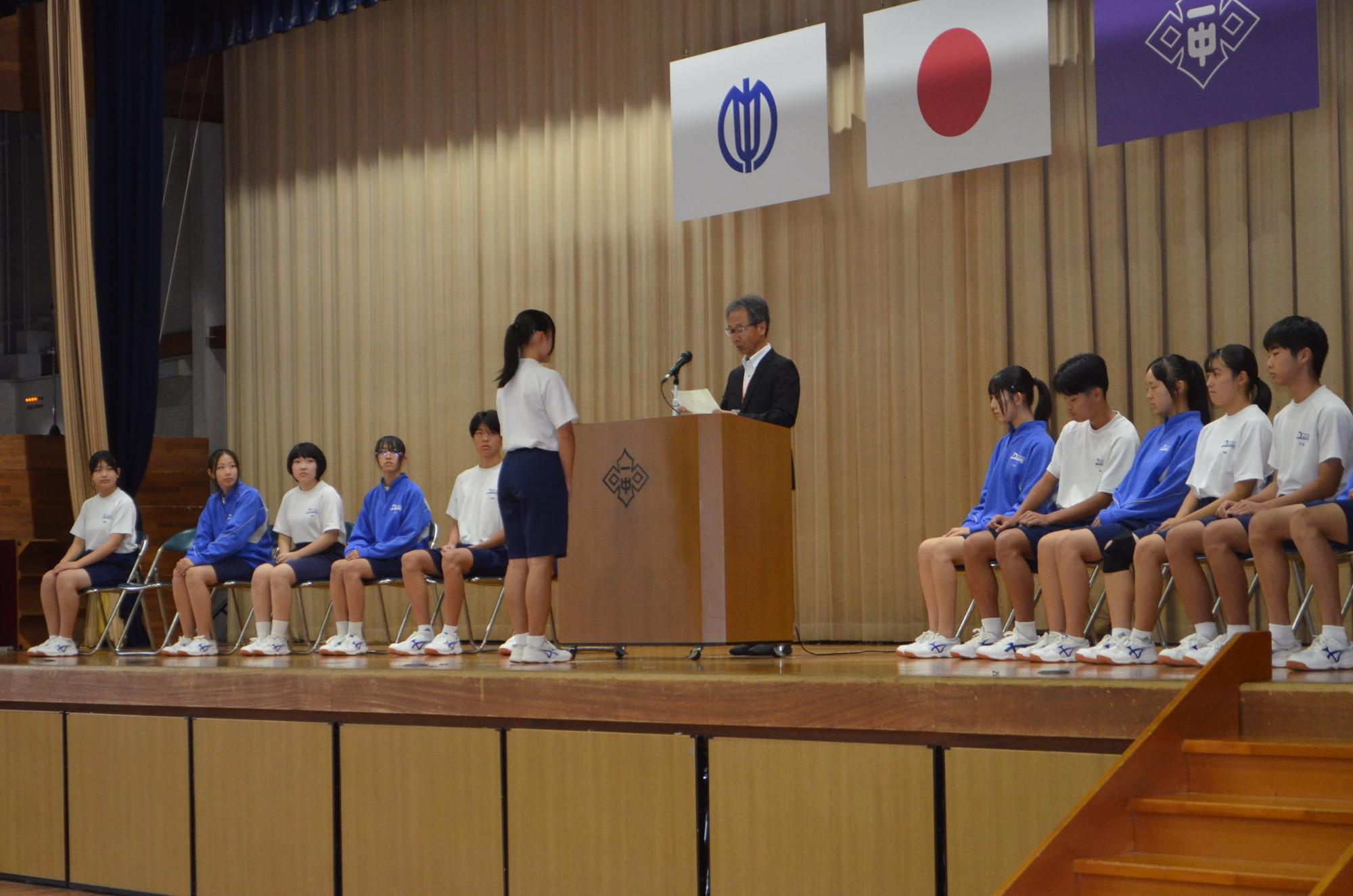 任命証を受け取る生徒会長