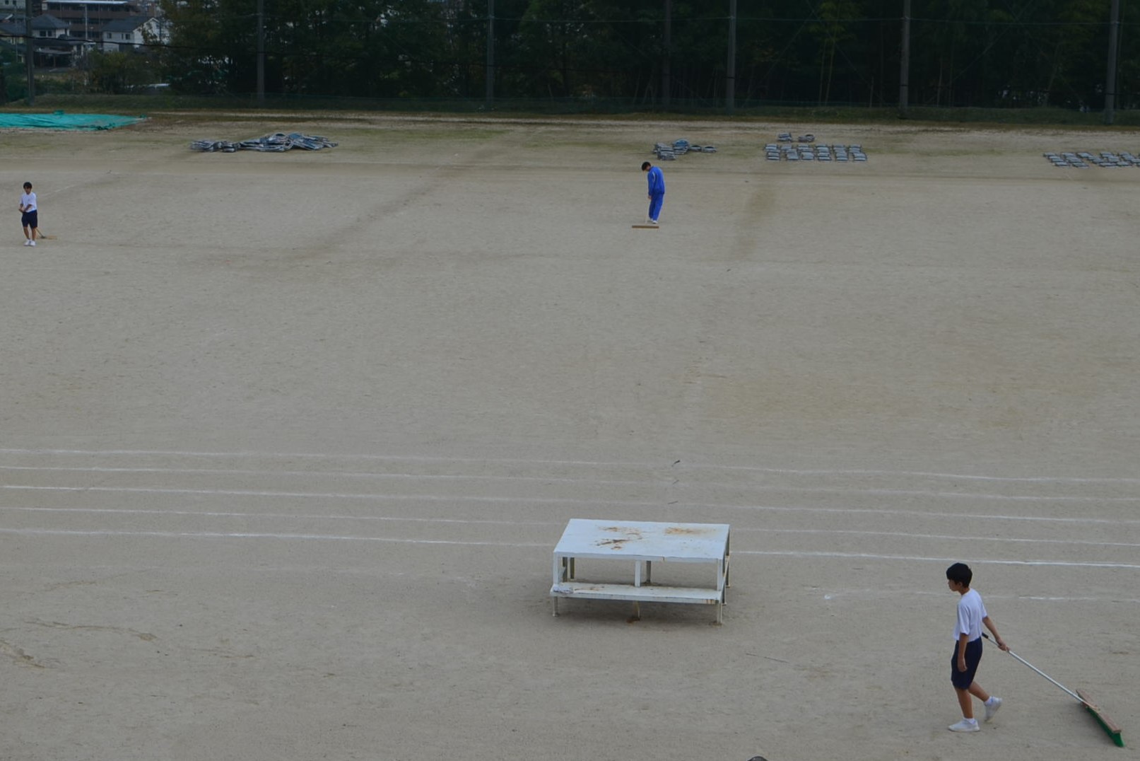 グラウンドの清掃