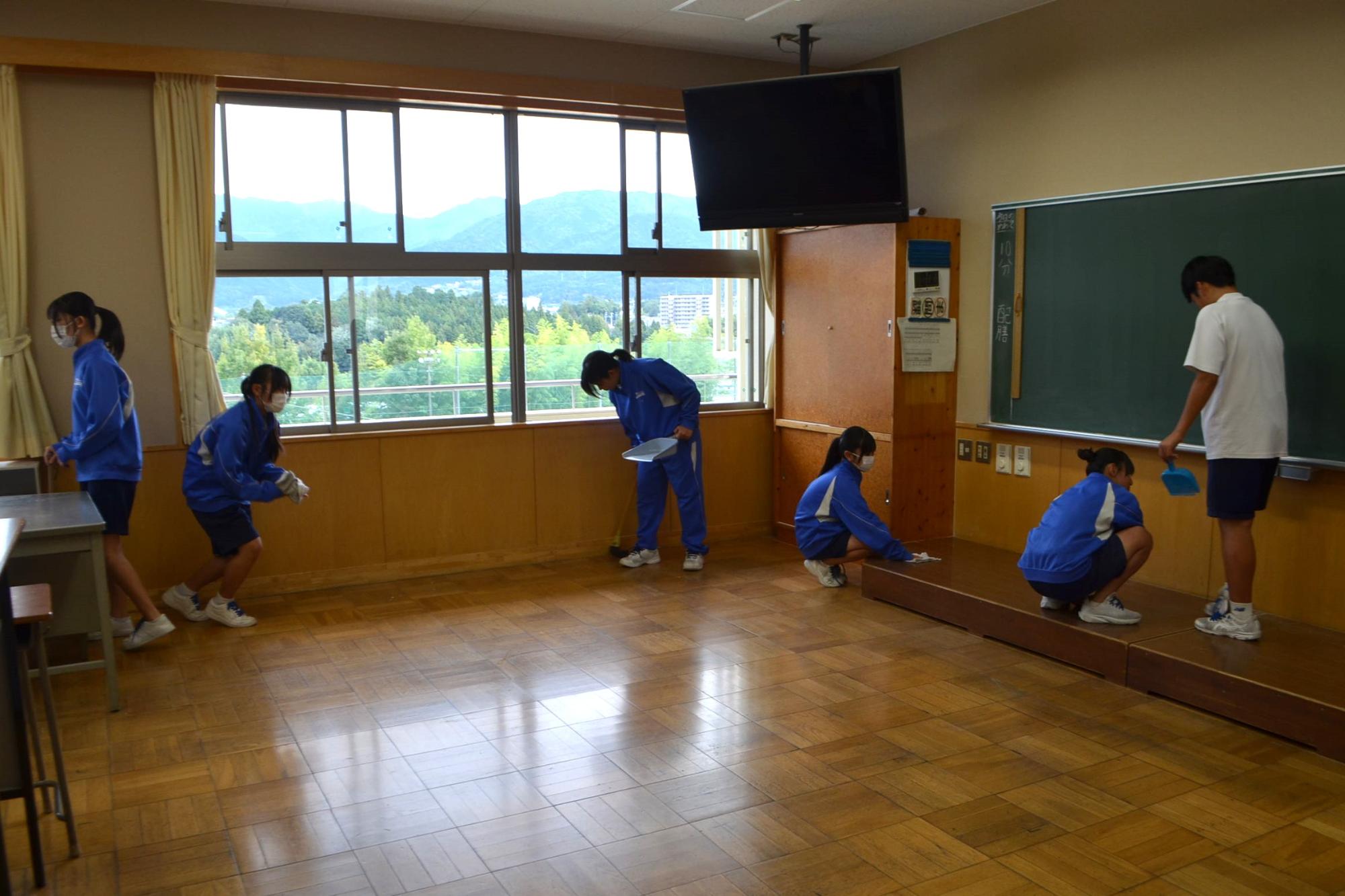 一人一人が掃除に取り組む様子