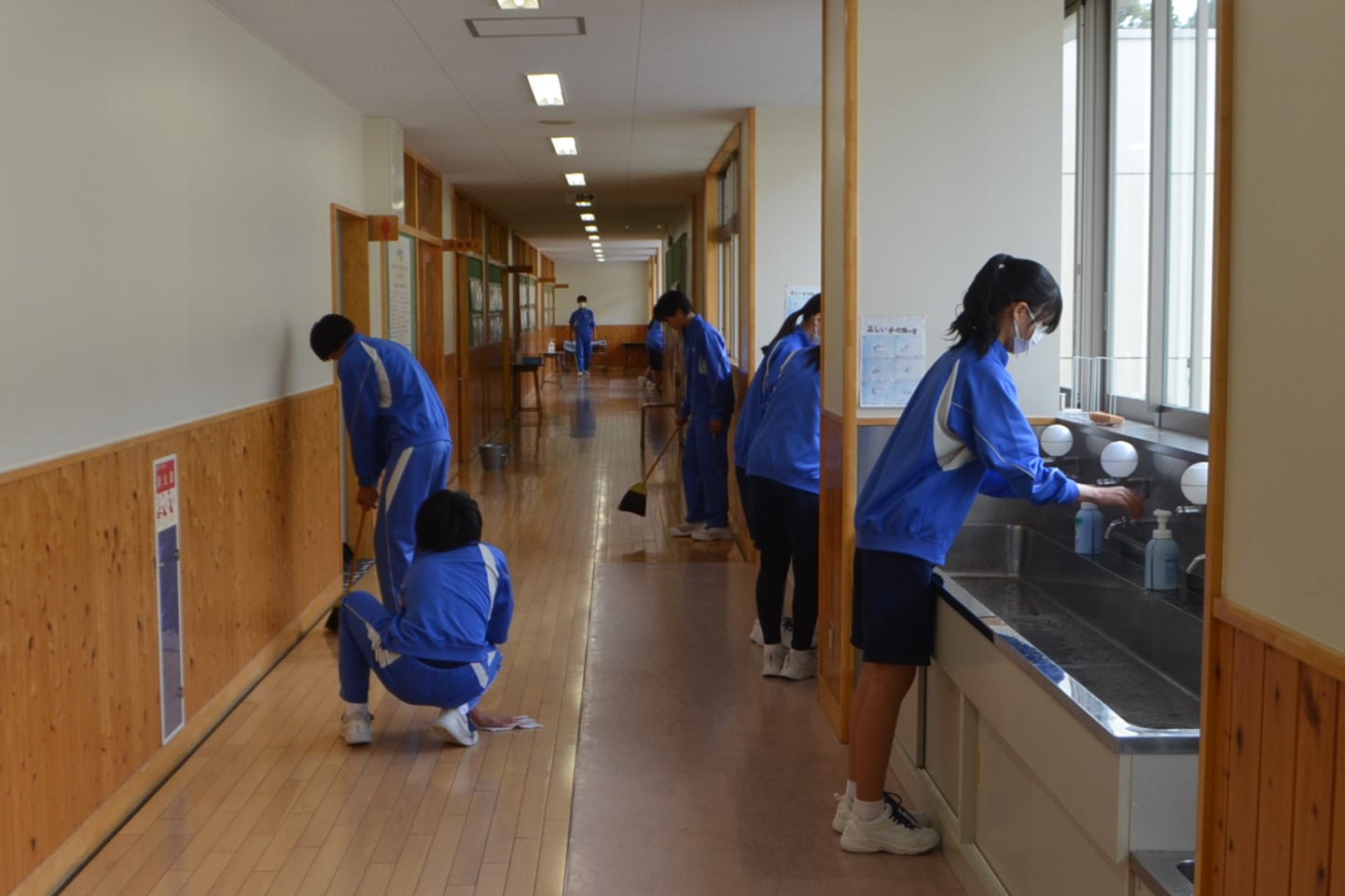 一人一人が掃除に取り組む様子