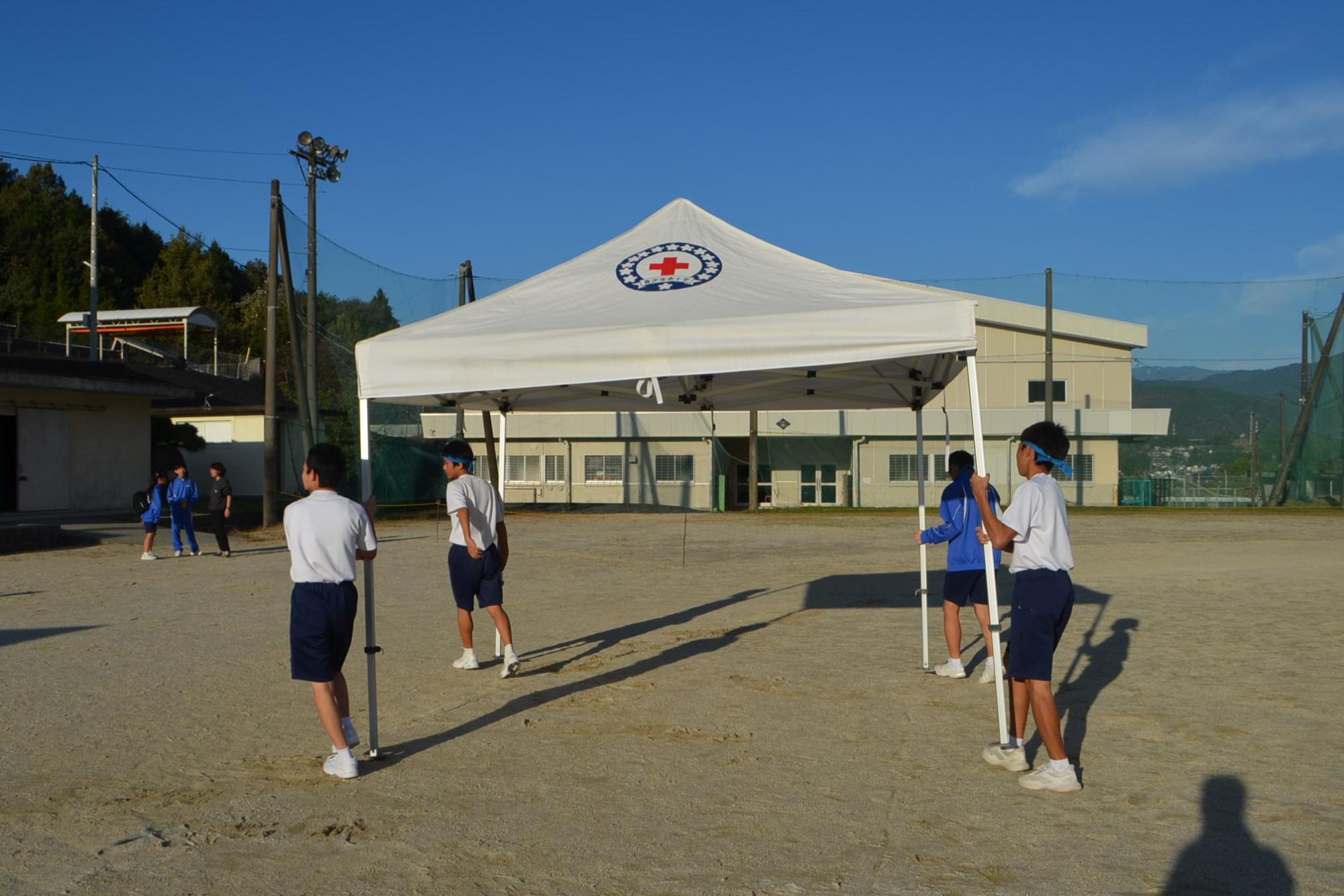 テントを運んでいる様子