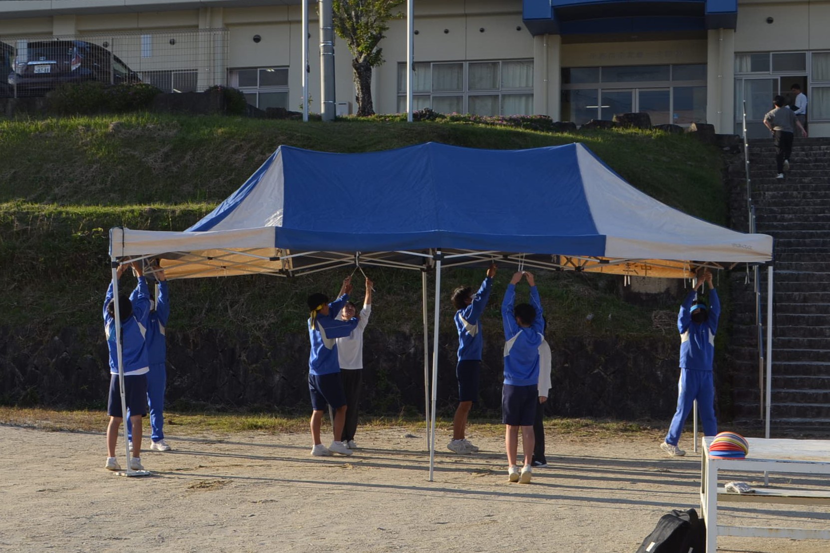 テントを組み立てている様子