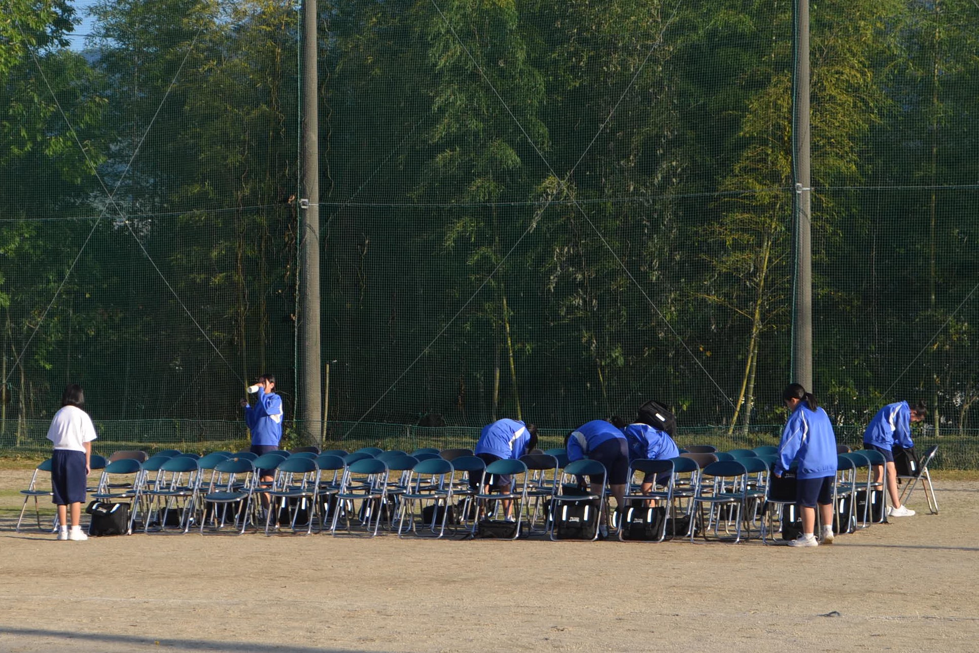 椅子を並べている様子