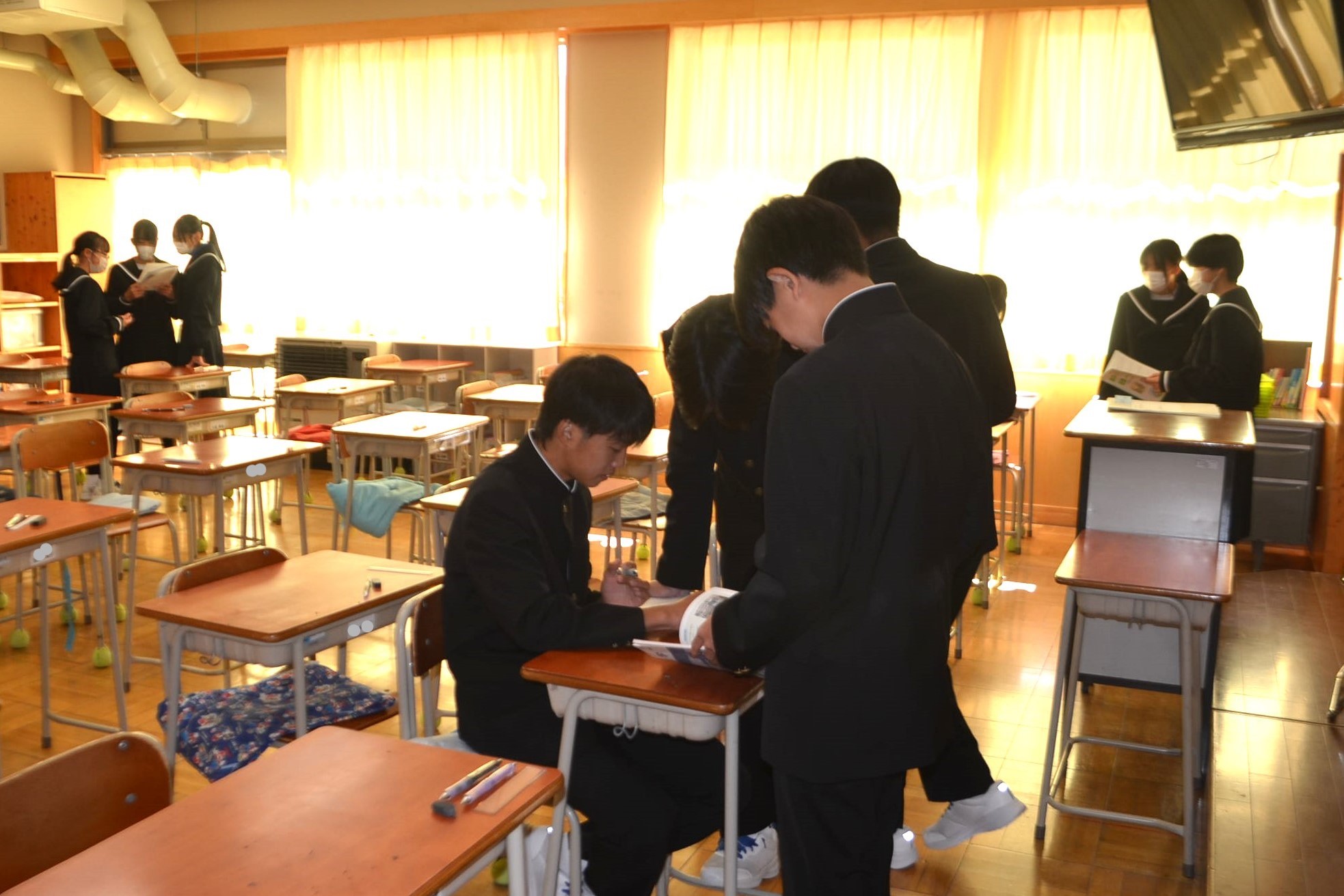 友達とテストの確認をしています