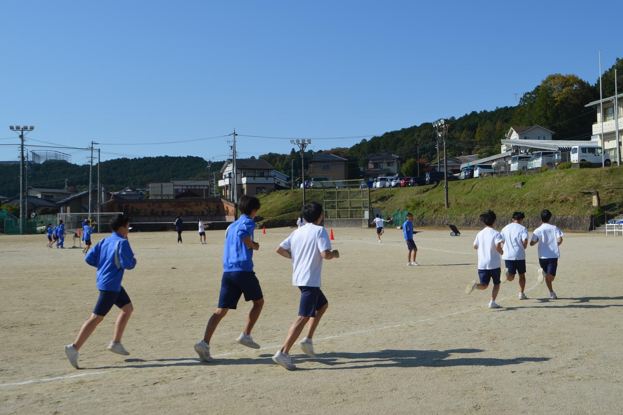 グラウンドを走る生徒