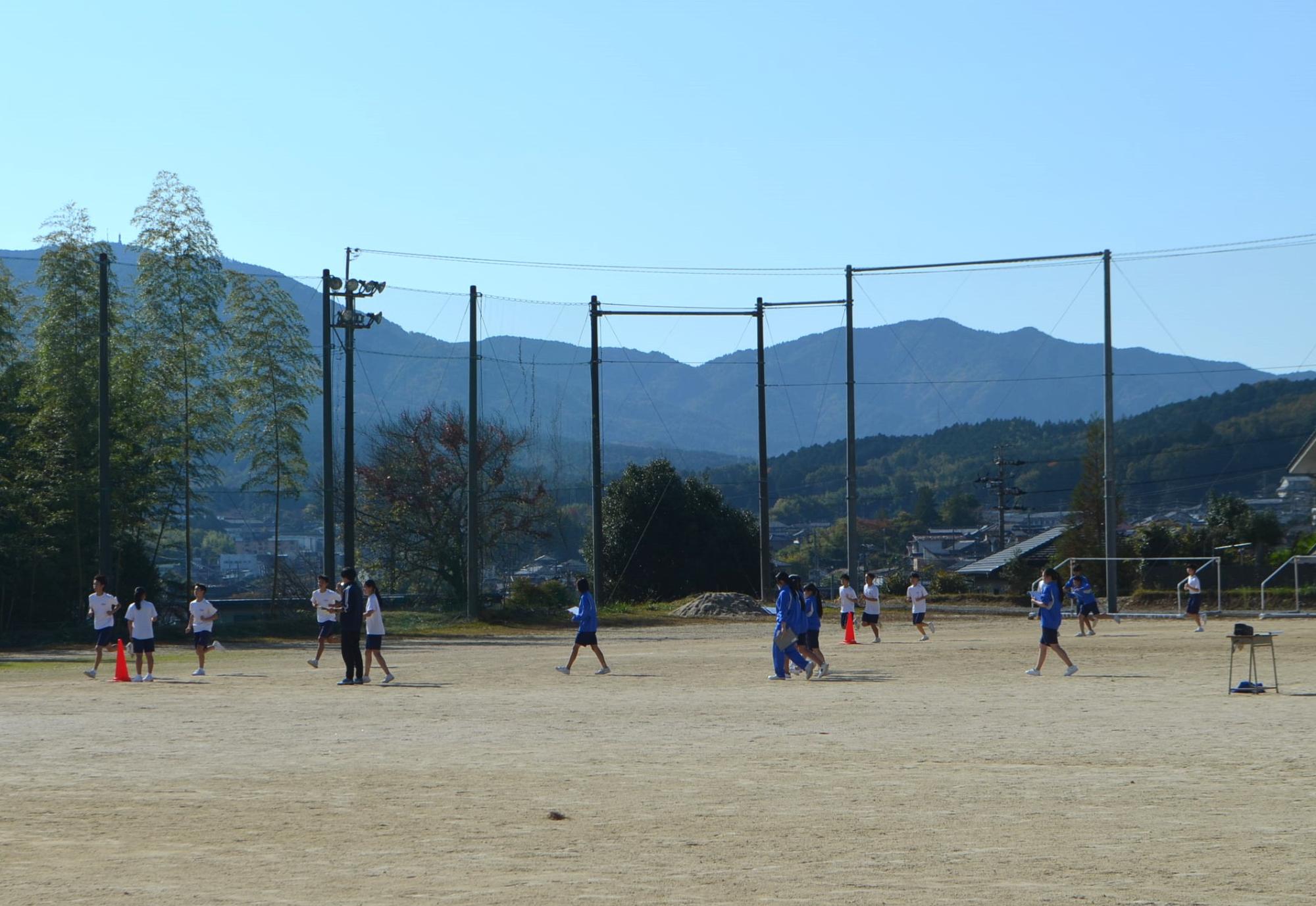 励まし合って走る生徒