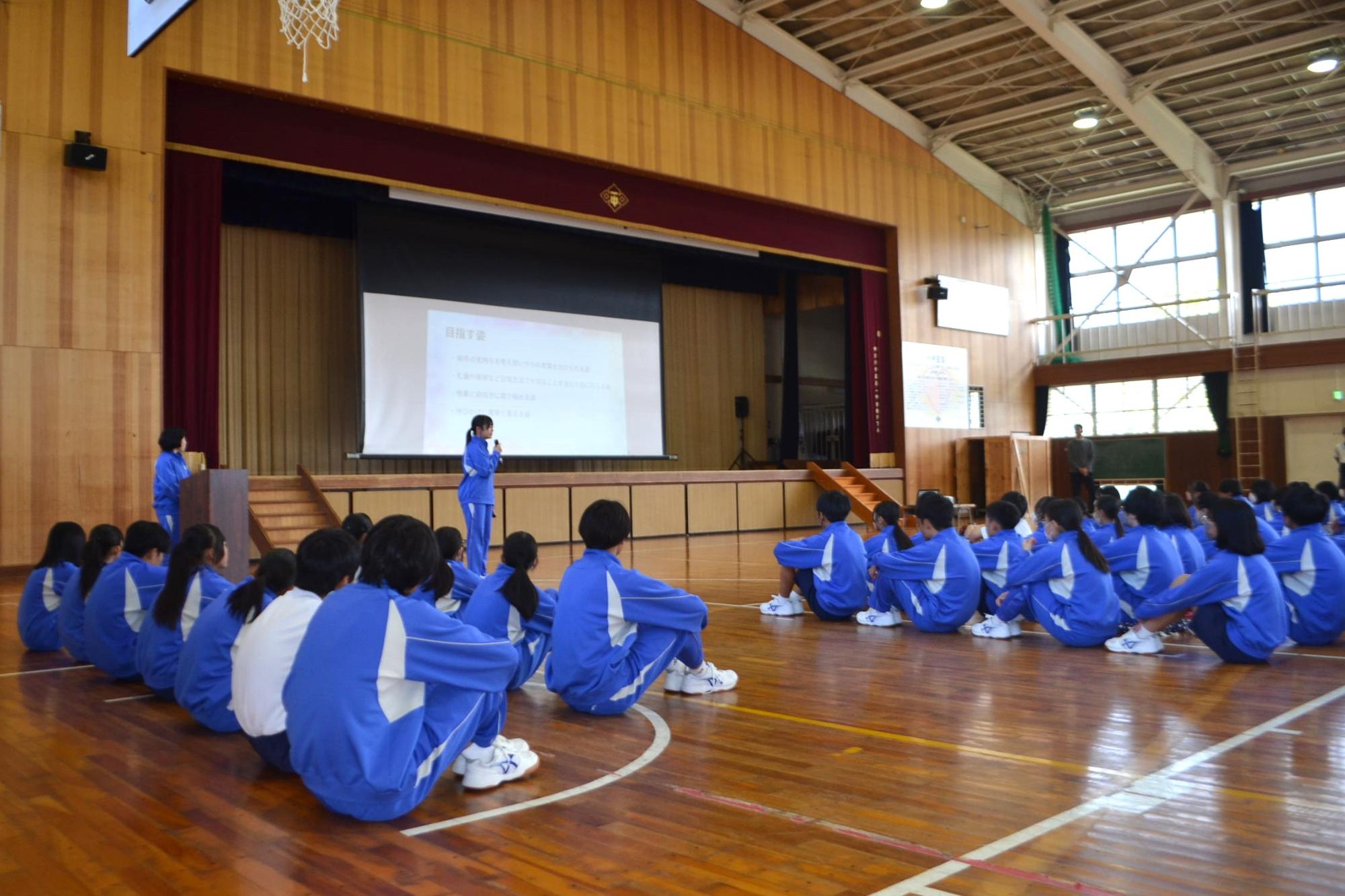 活動の紹介をする生徒の様子