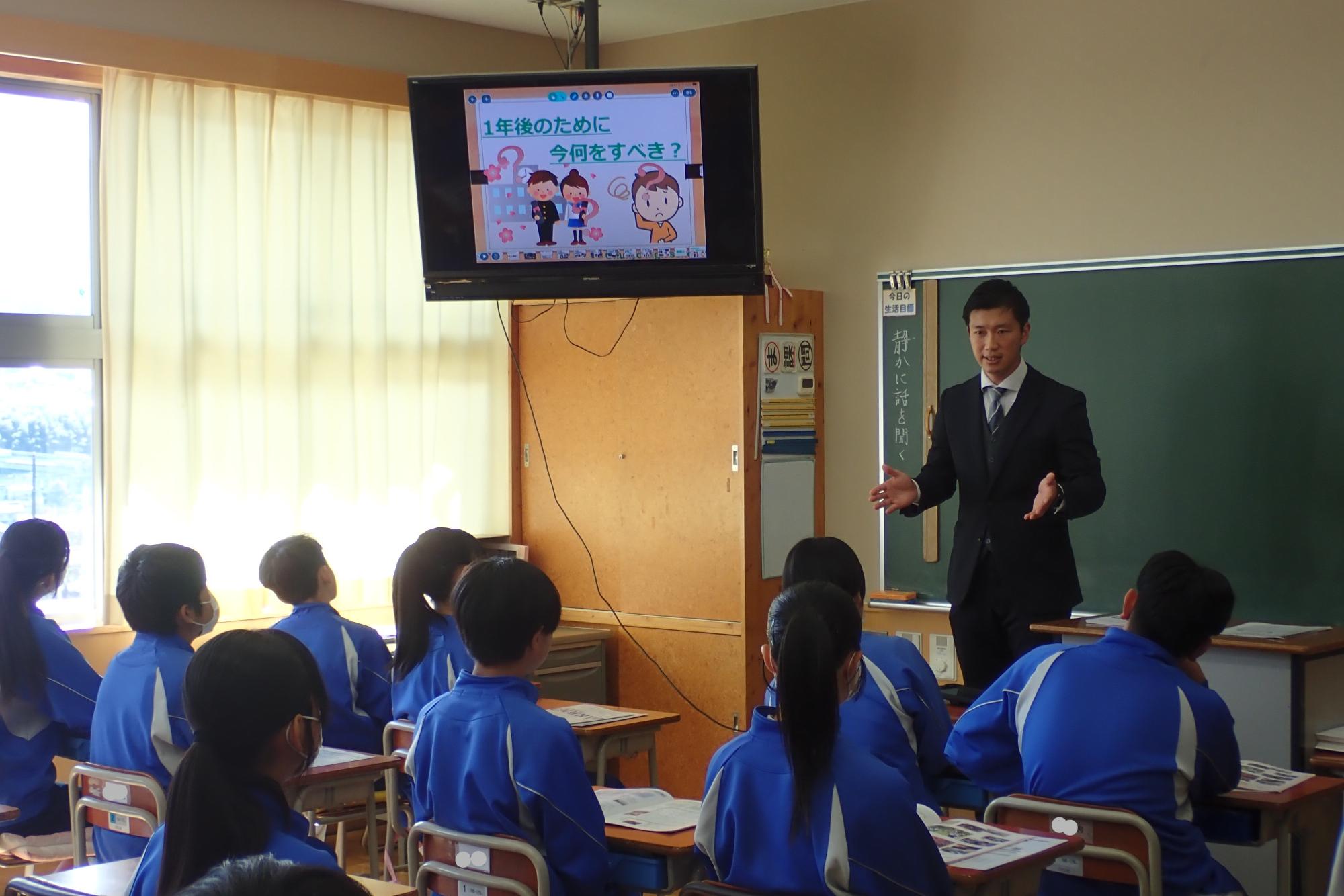 真剣に語り掛ける講師