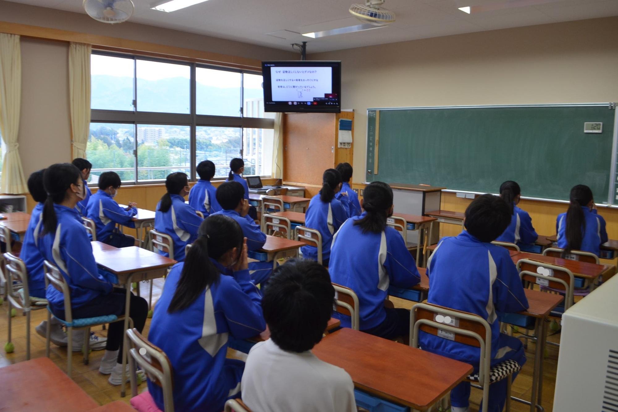 教室で話を聞く生徒の様子