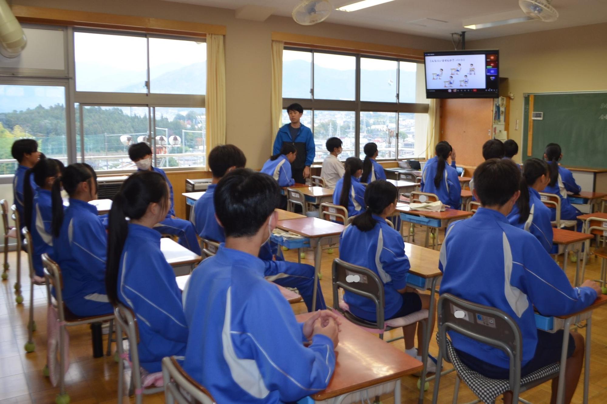 正しい姿勢で話を聞く生徒の様子