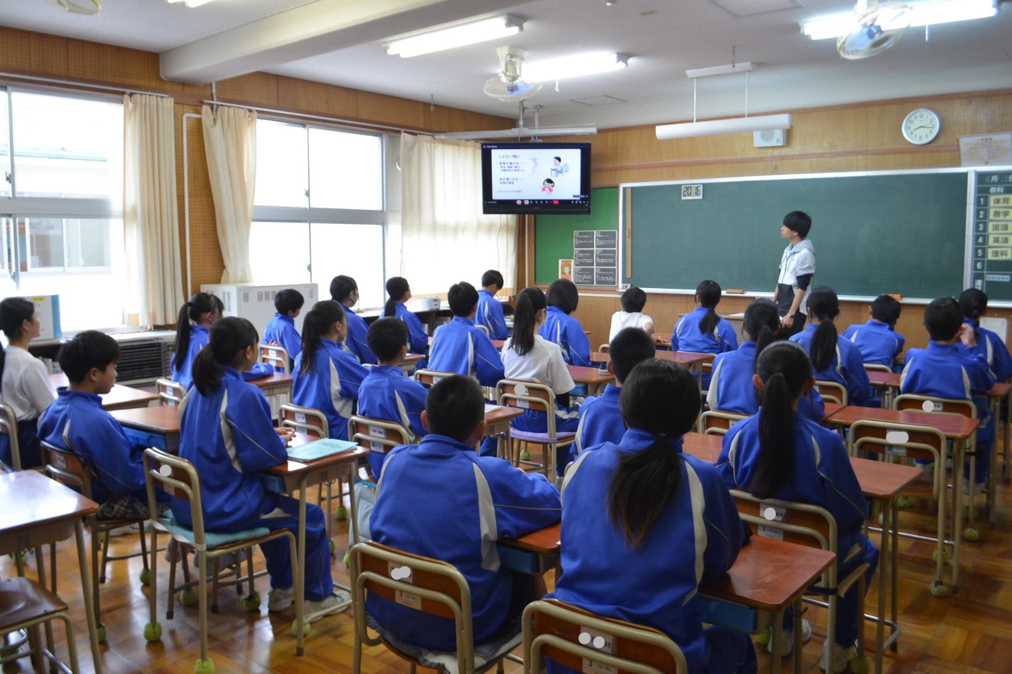 教室で話を聞く生徒の様子