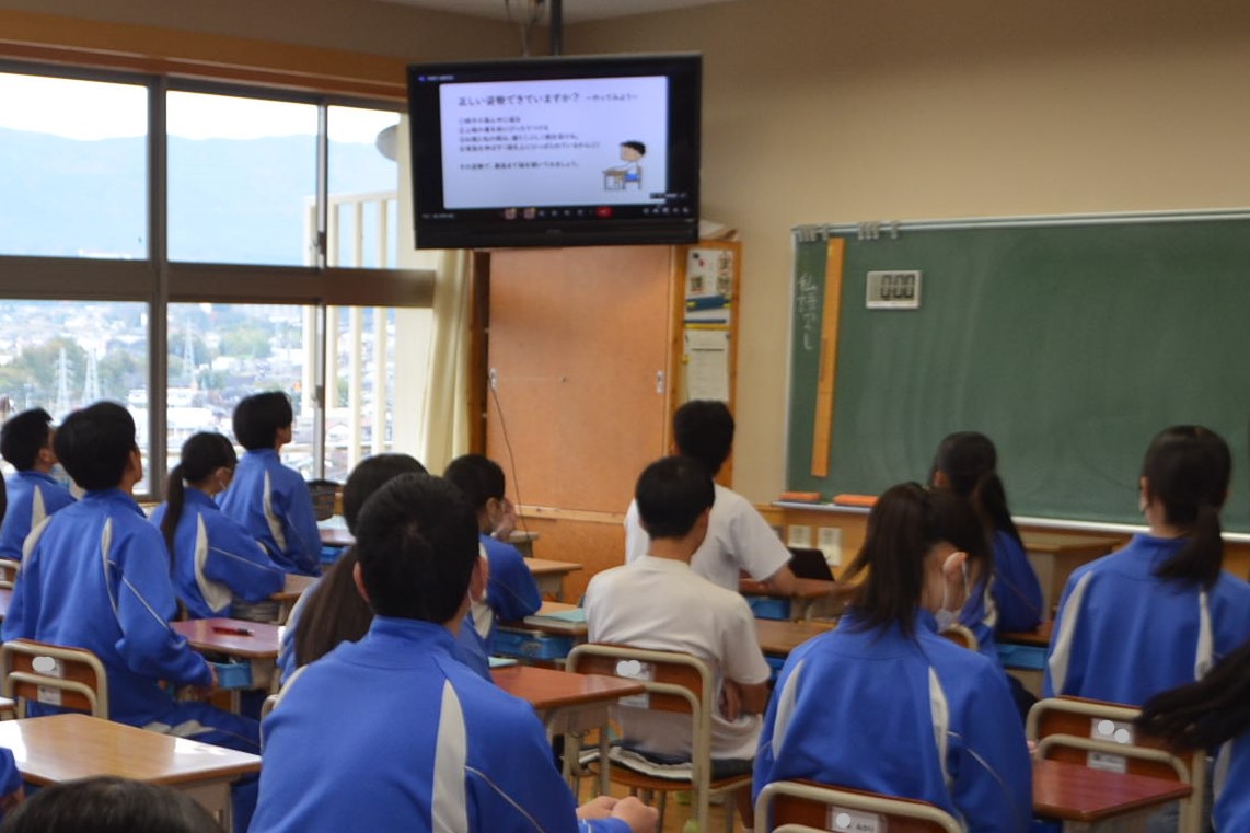 保健指導を聴く生徒の様子