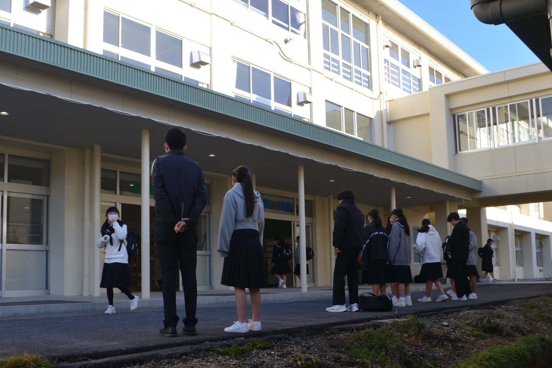 玄関でのあいさつの様子