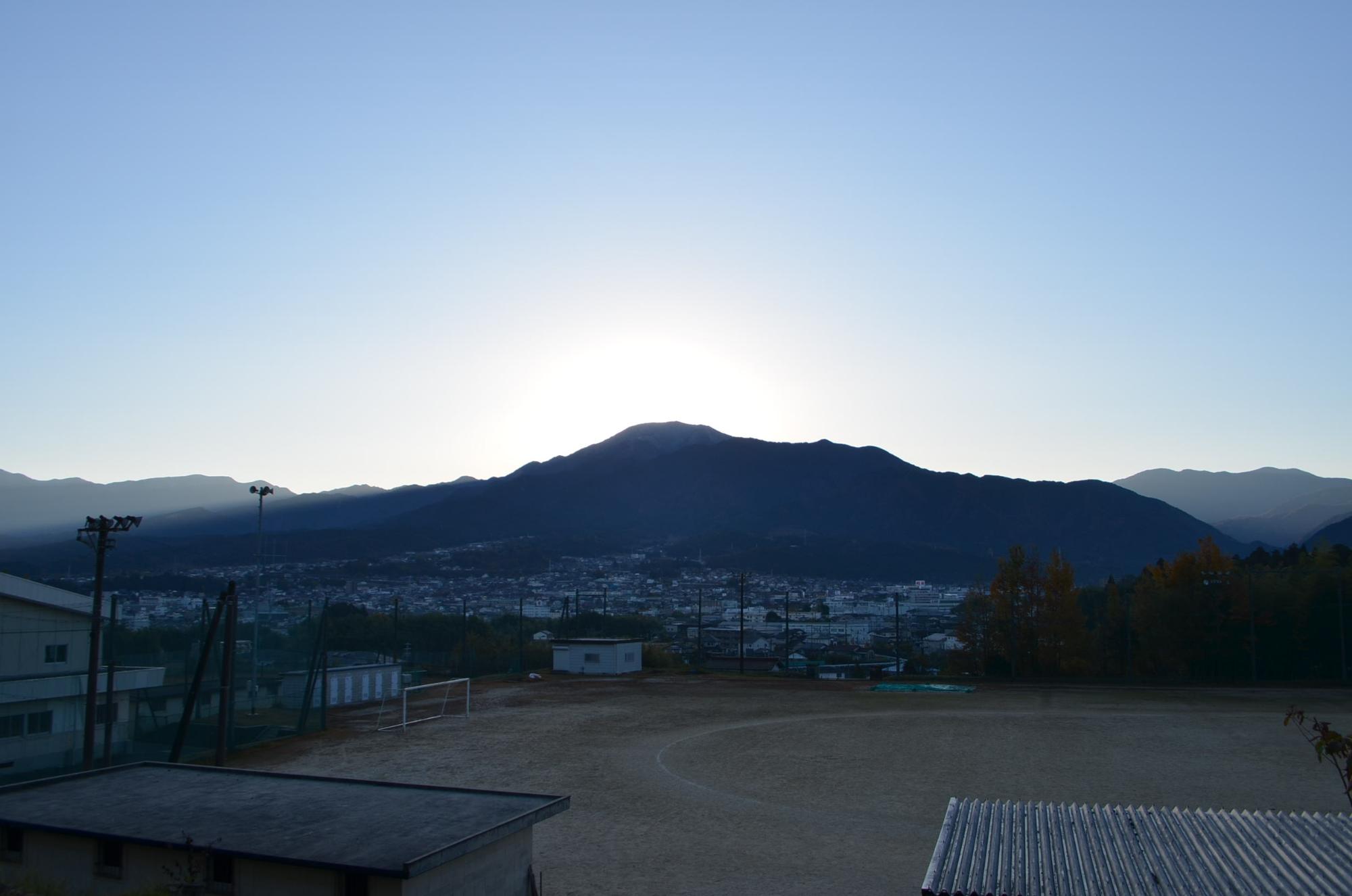 日の出前の恵那山