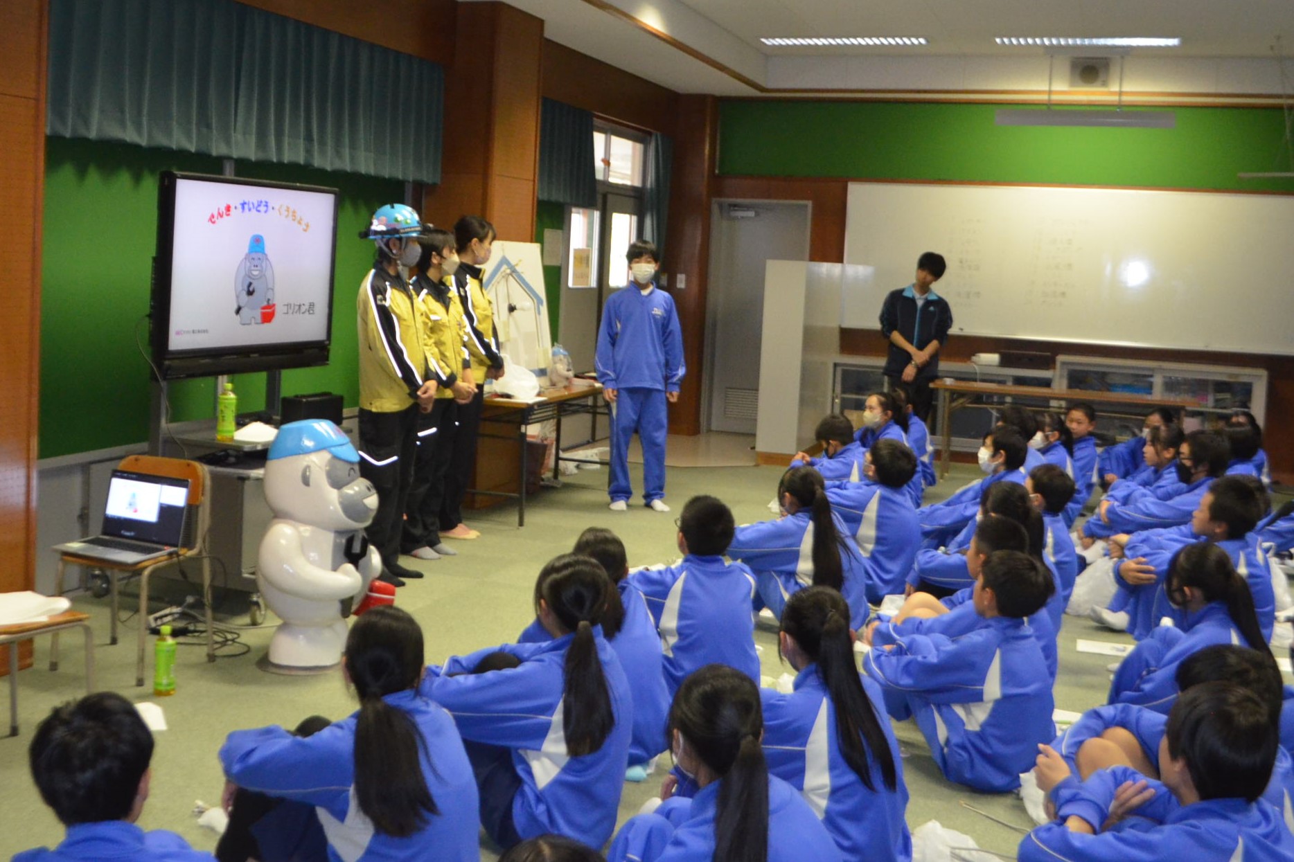 お礼の言葉を伝える生徒