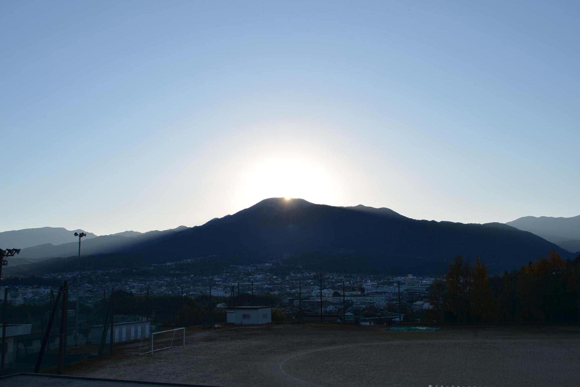 間もなく日の出を迎える恵那山