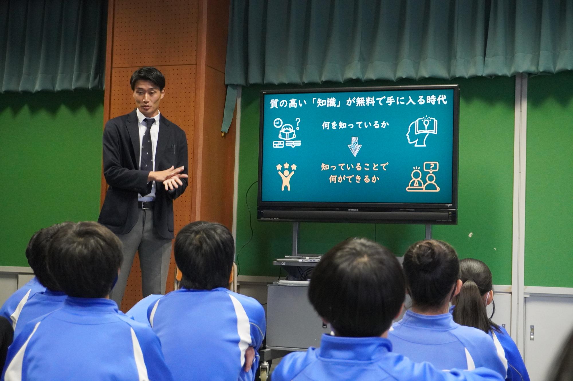 講話をする講師