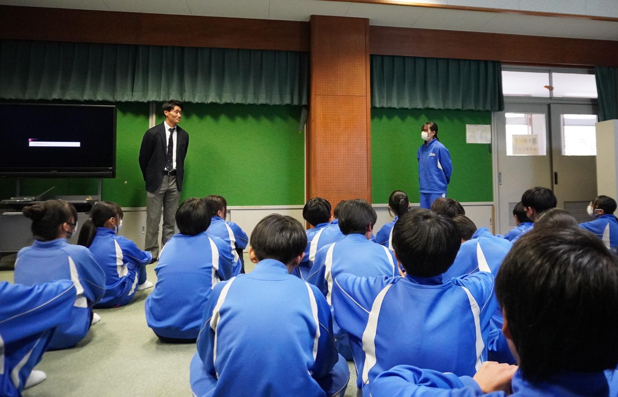 お礼の言葉を話す生徒