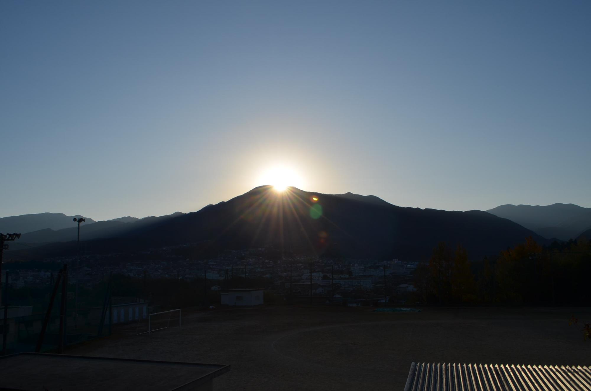 日の出を迎えた恵那山