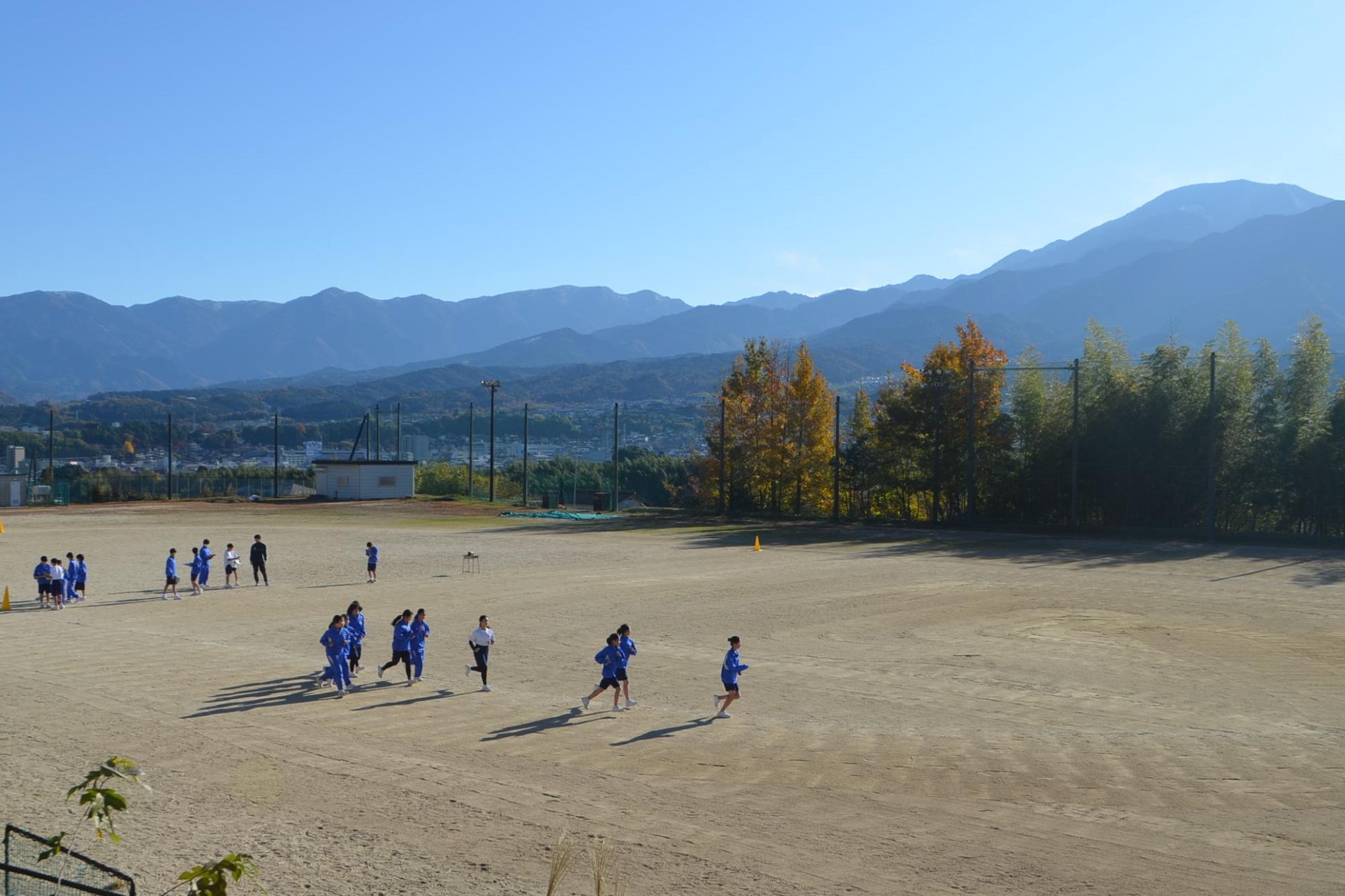 体育の授業で走っている写真