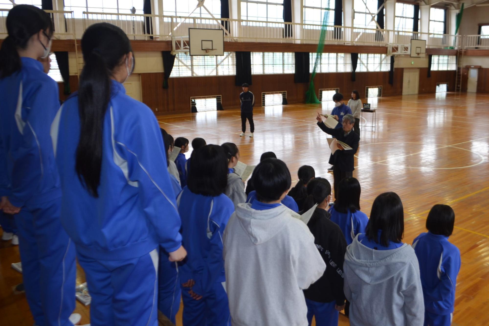 背後から見た練習の様子