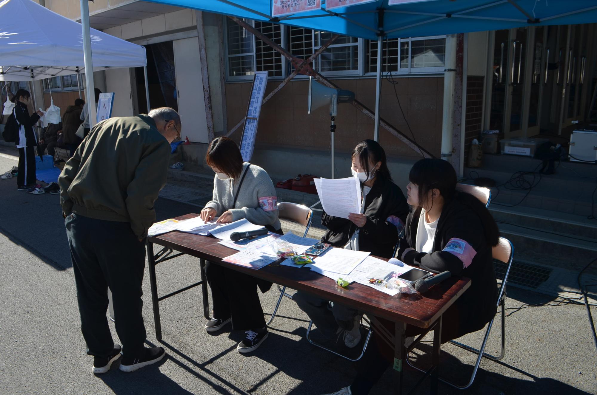 大会本部で放送する生徒