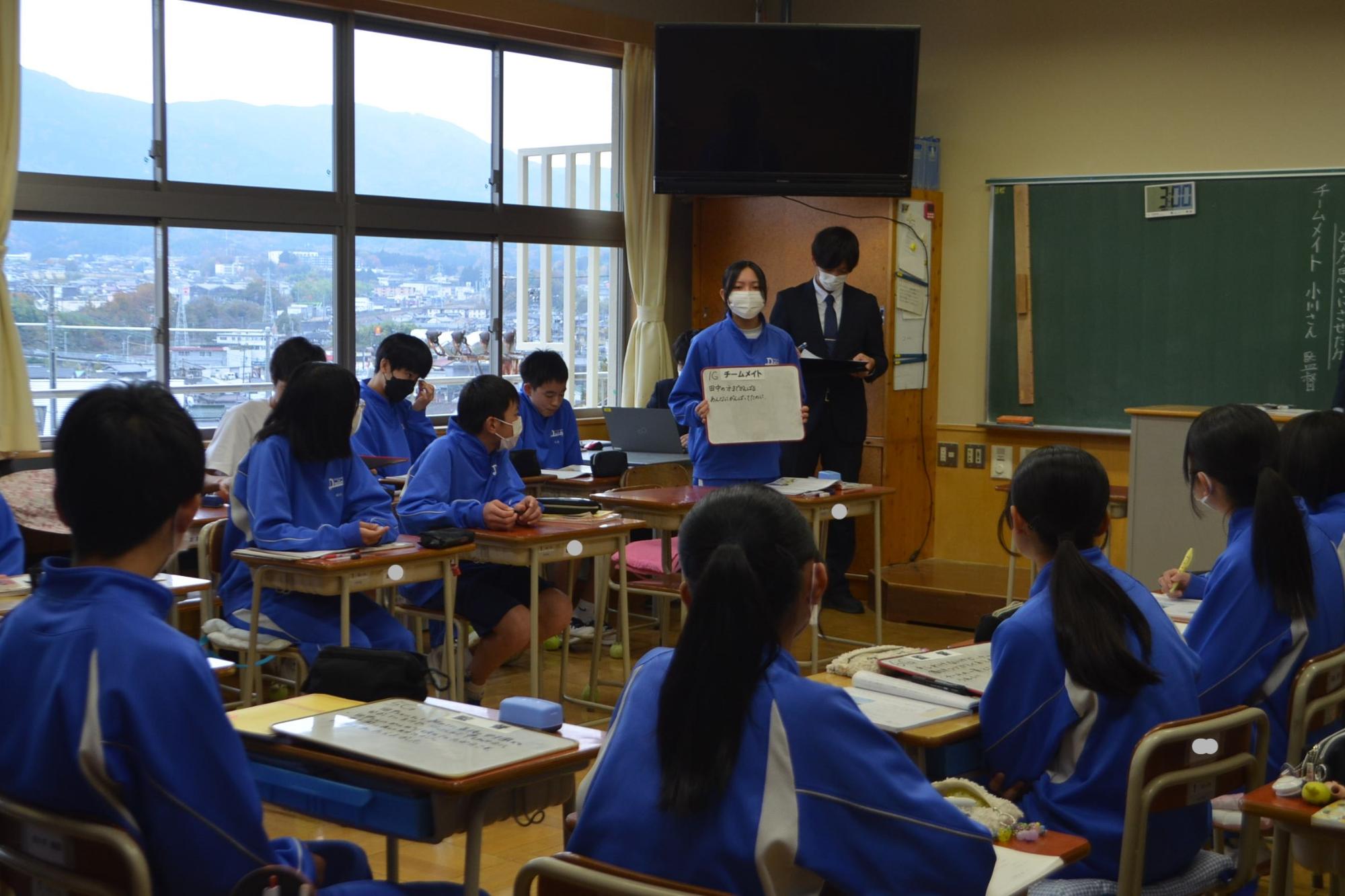 話し合ったことを発表する生徒