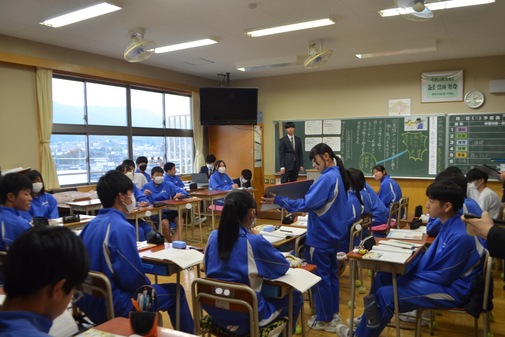 代表者の発表を聞く生徒