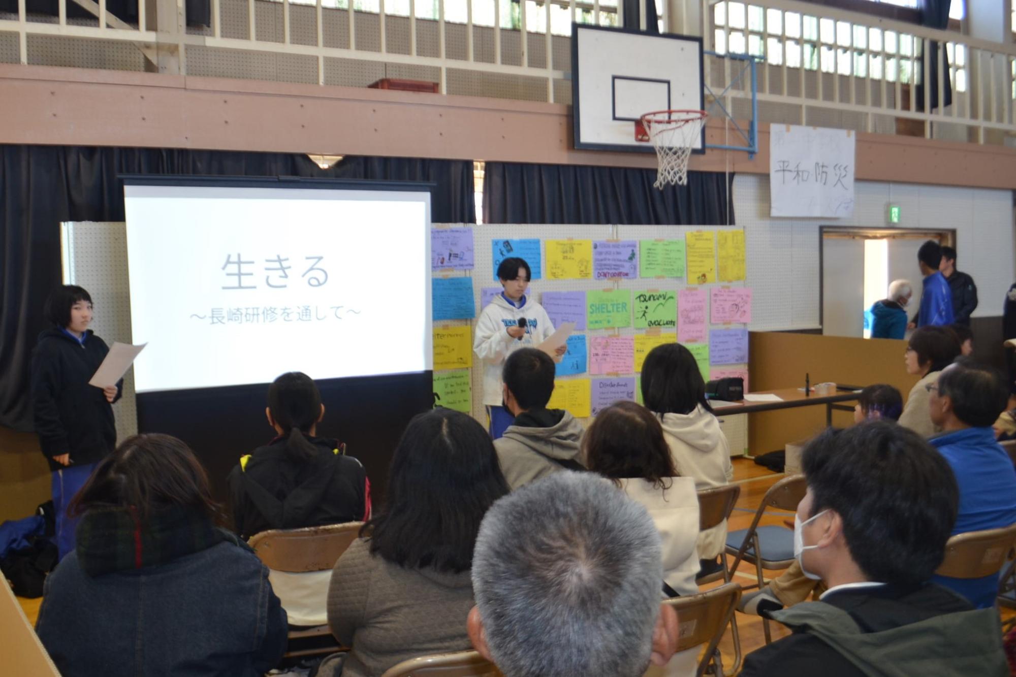 平和学習について語る生徒