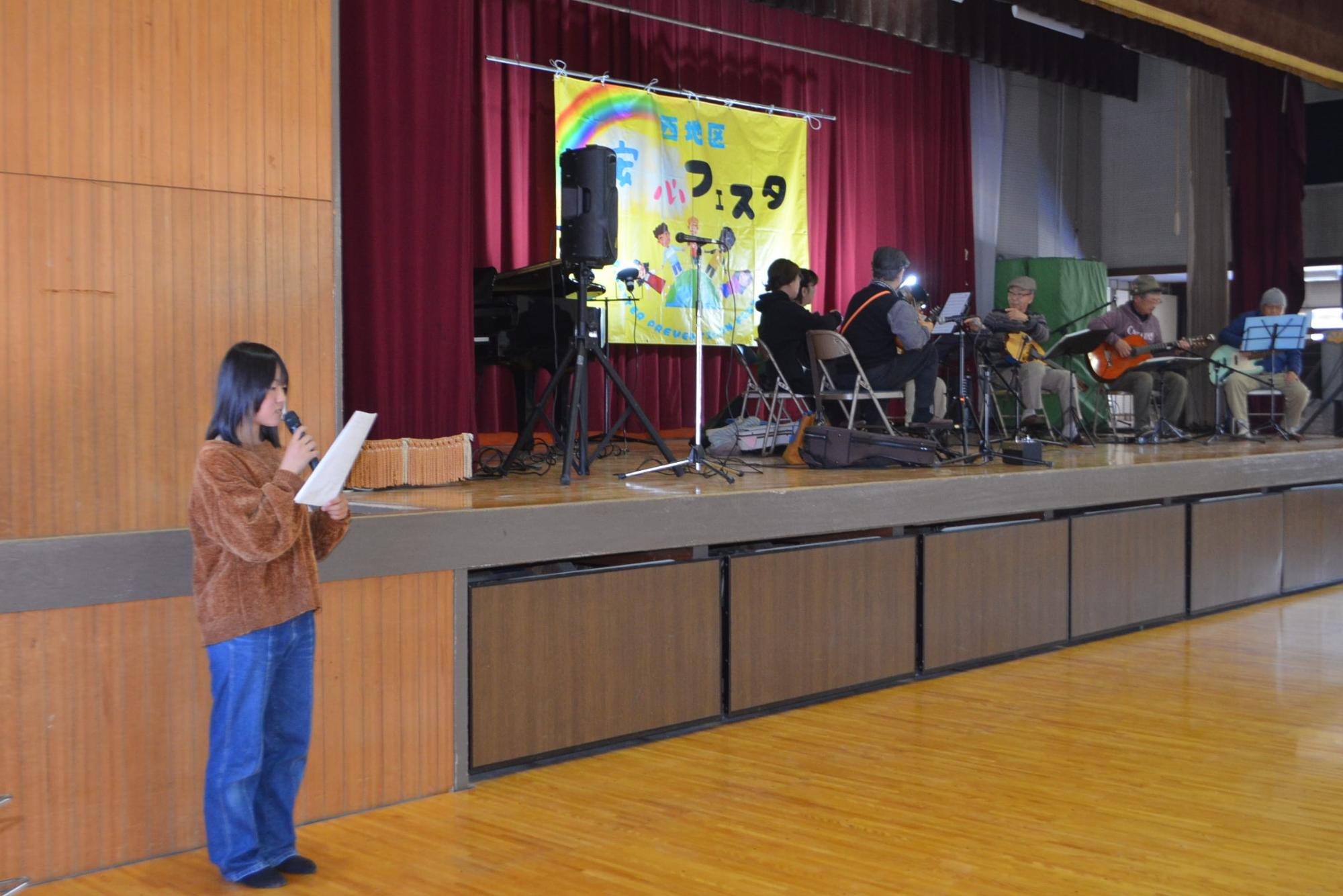 催し物の進行をする生徒