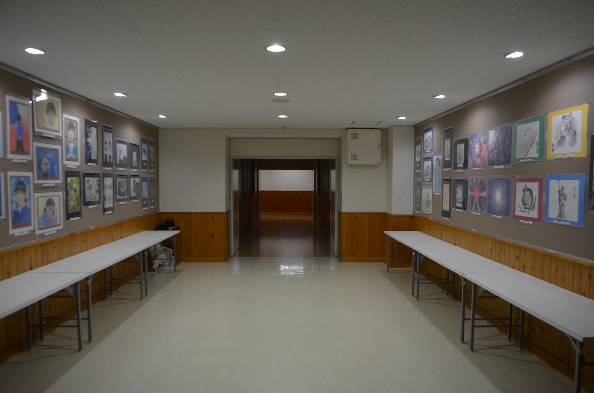 廊下に展示された作品