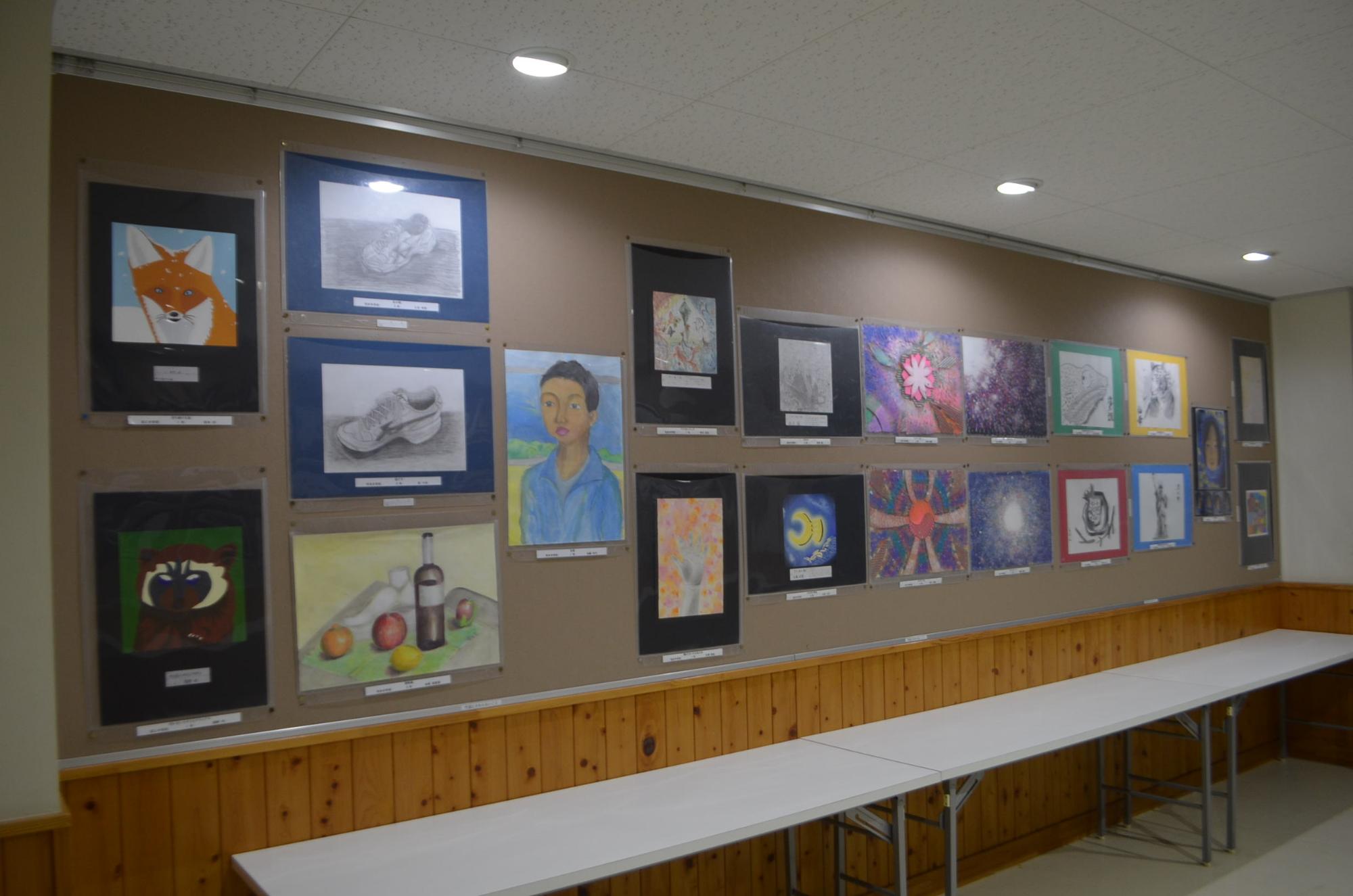 廊下の美術作品です