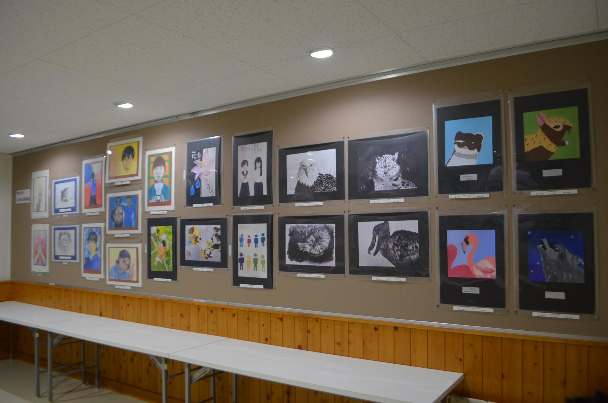 作品によって廊下が華やいでます