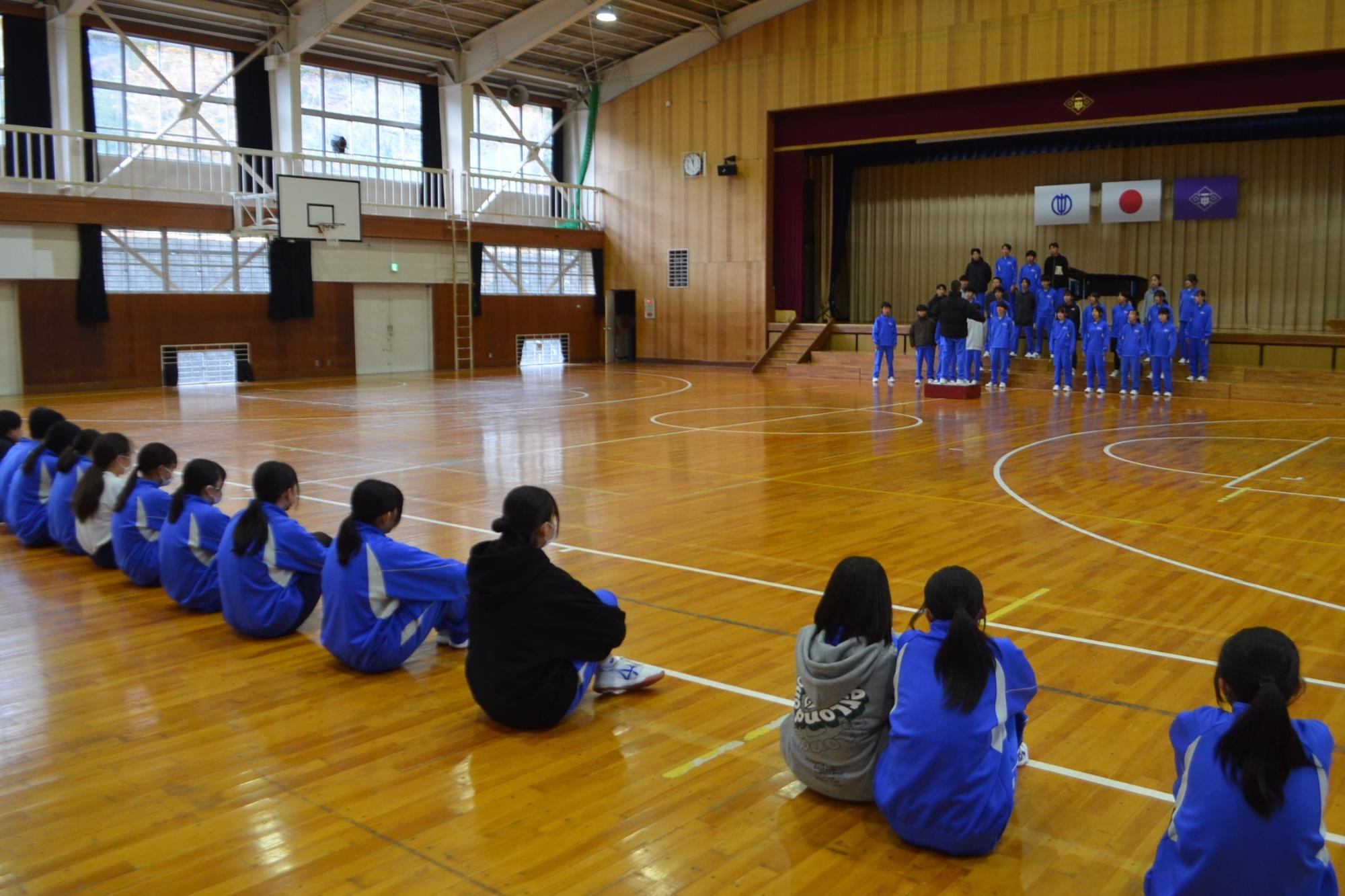 お互いの合唱を聴き合う交流会