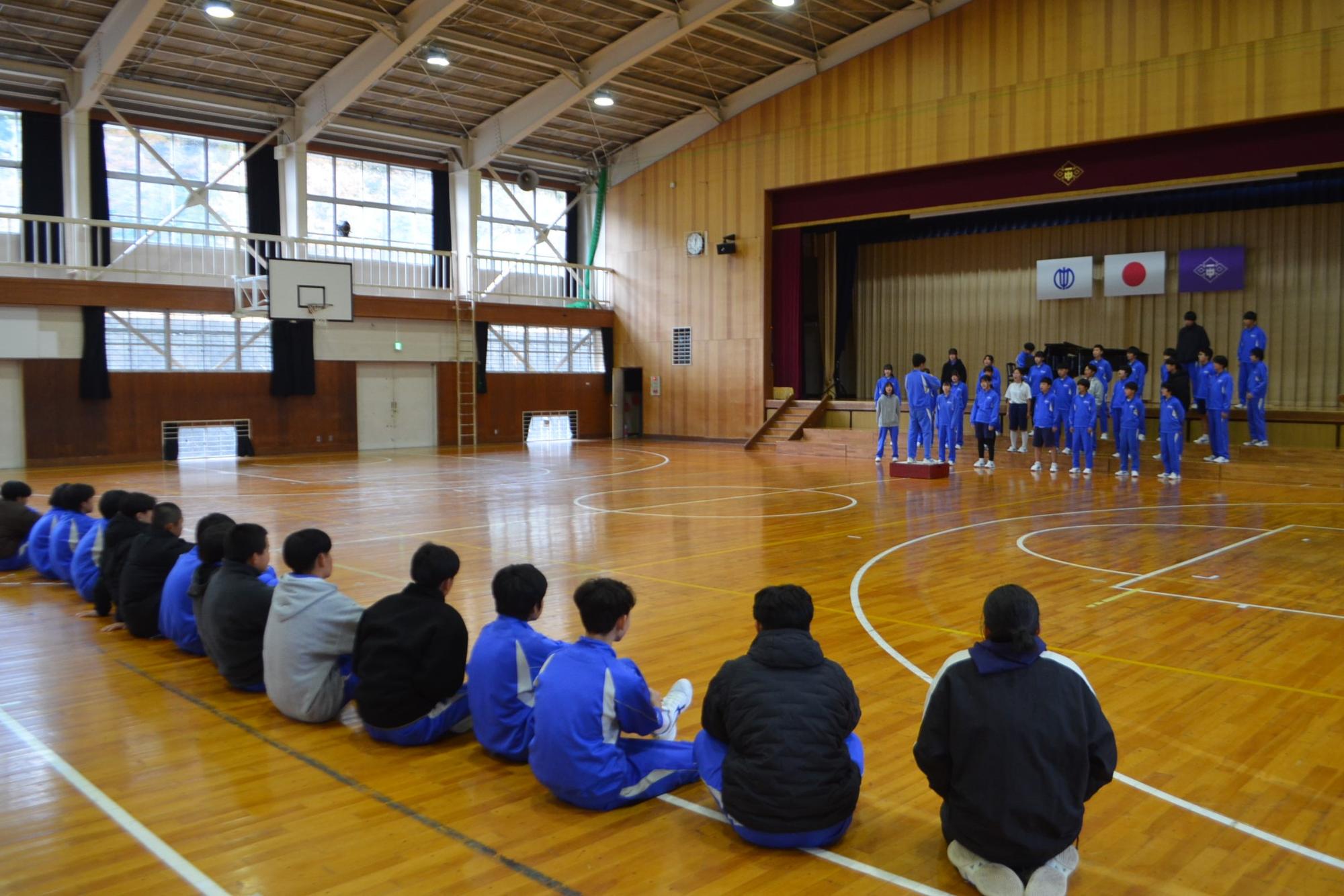 合唱を聴き合う生徒の様子