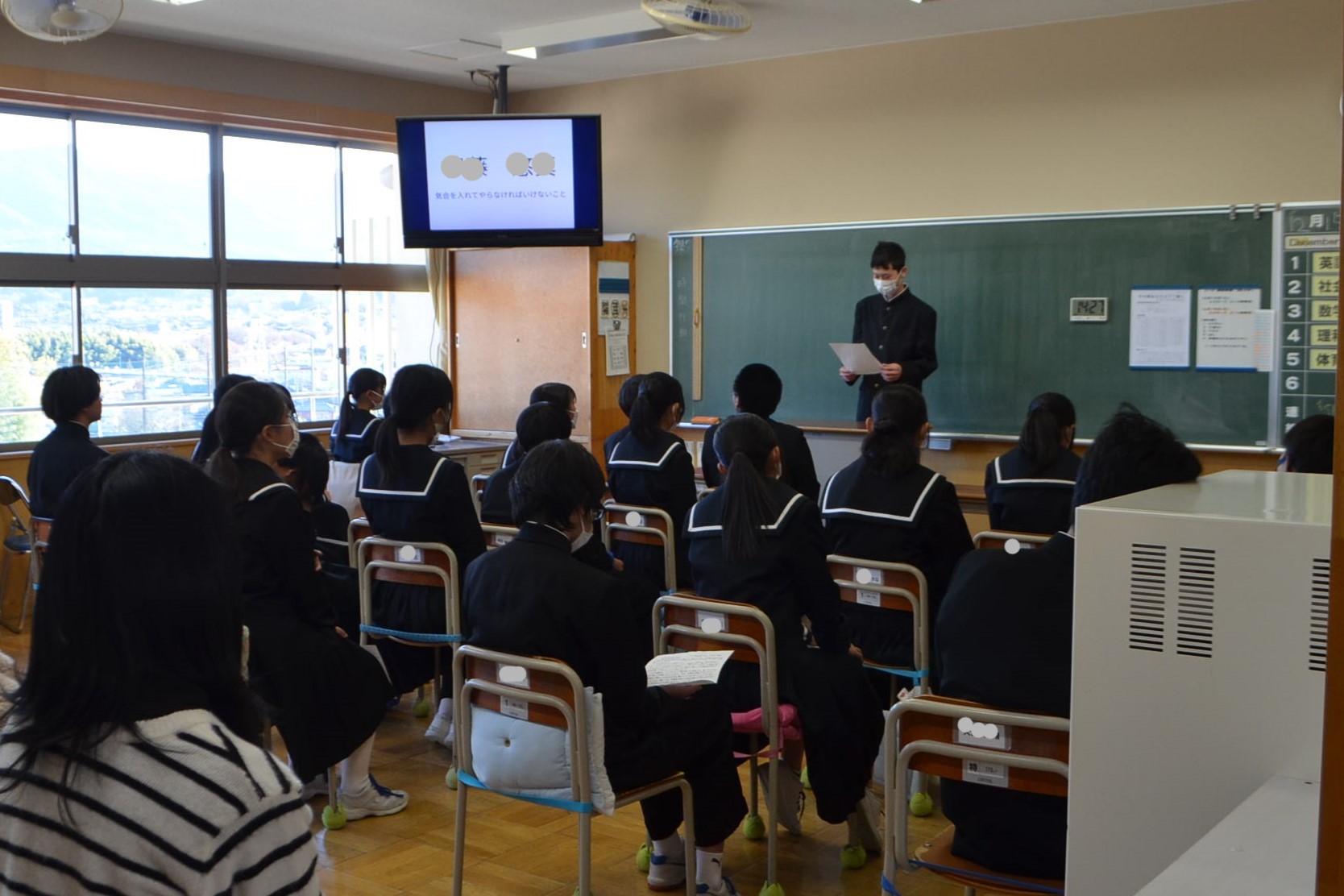 作文を読む生徒の様子