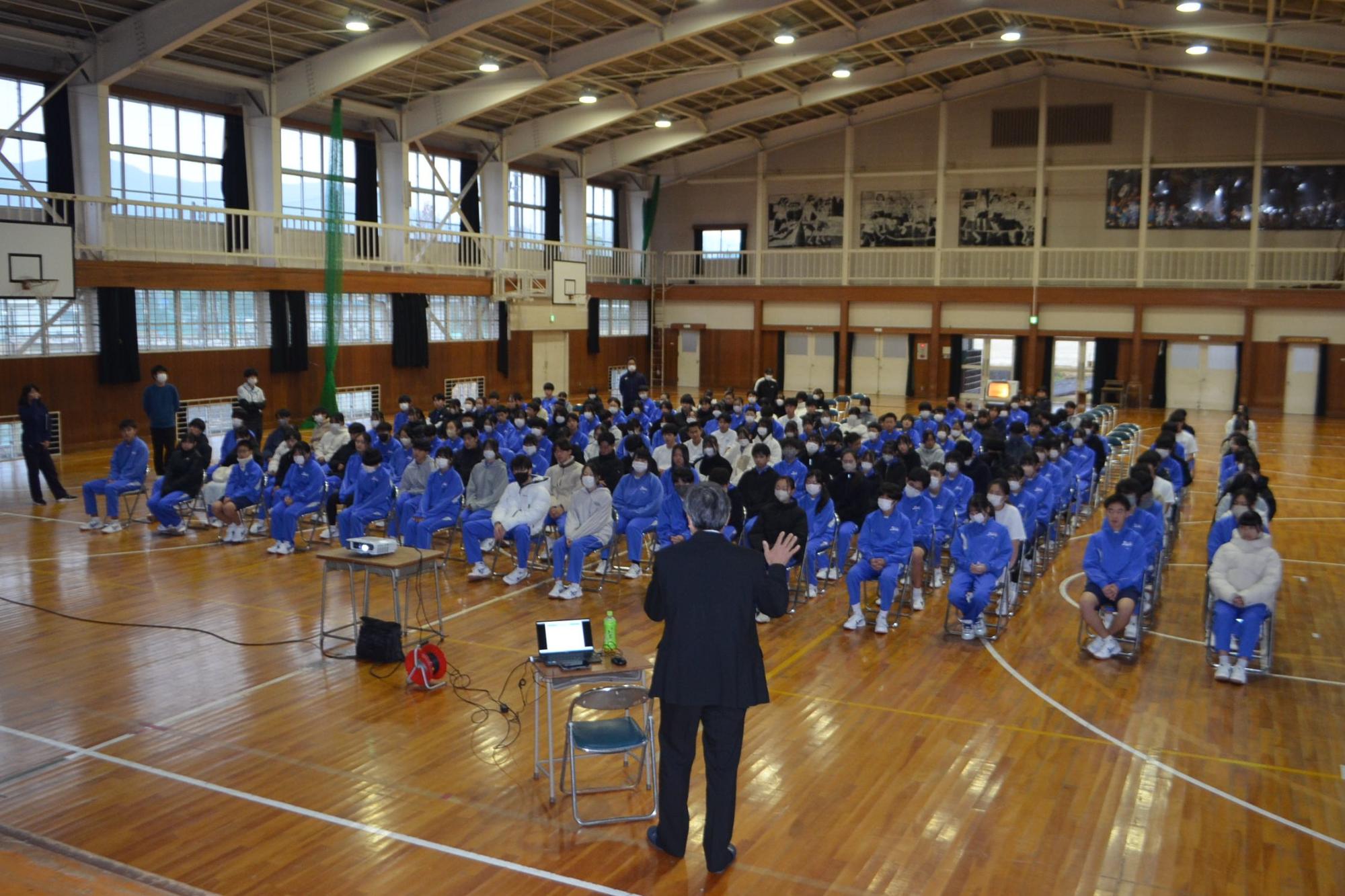 講師の話を聞く生徒の様子