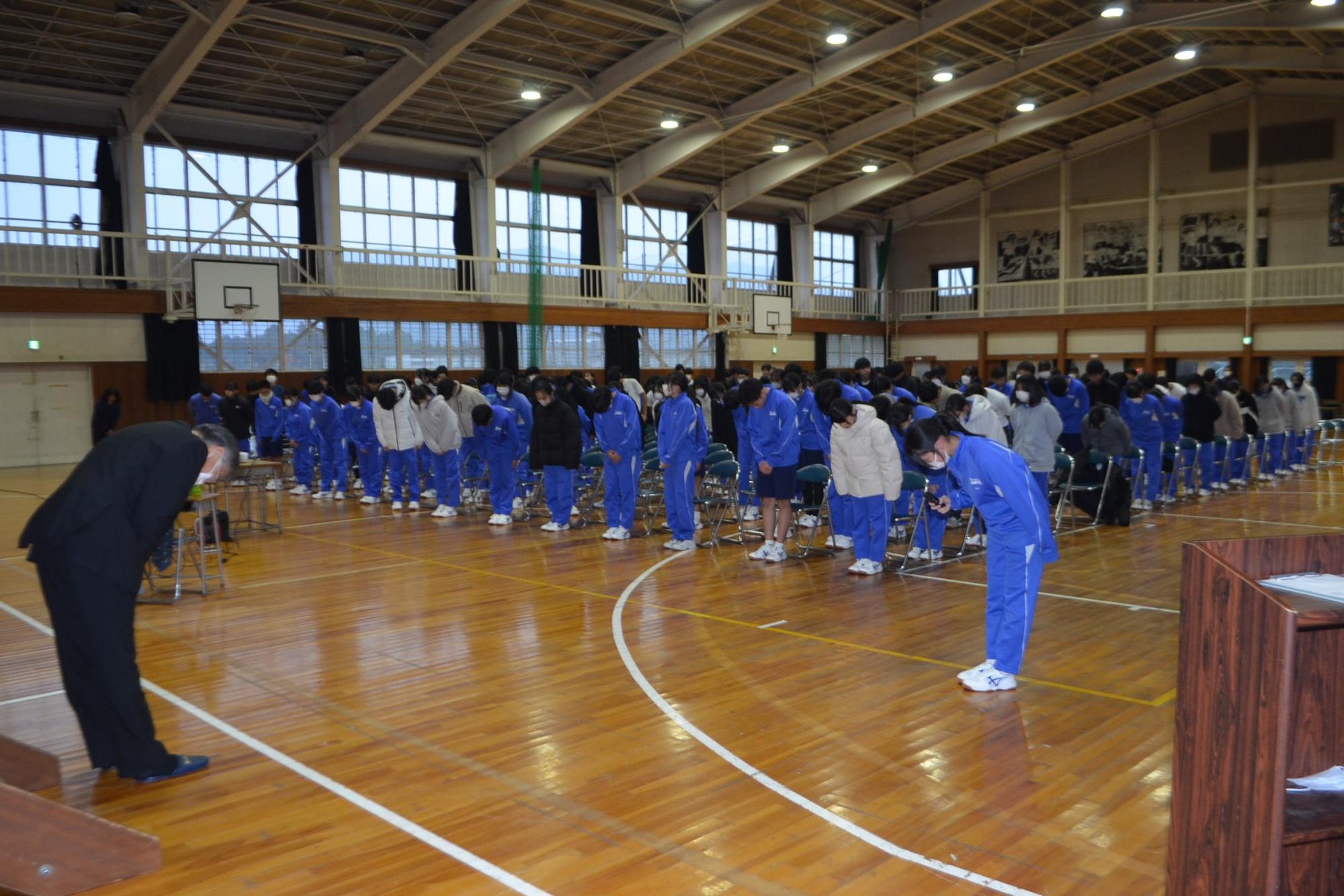 講師にお礼をする生徒の様子