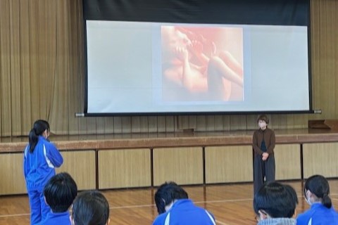 講師へお礼を伝える生徒会長