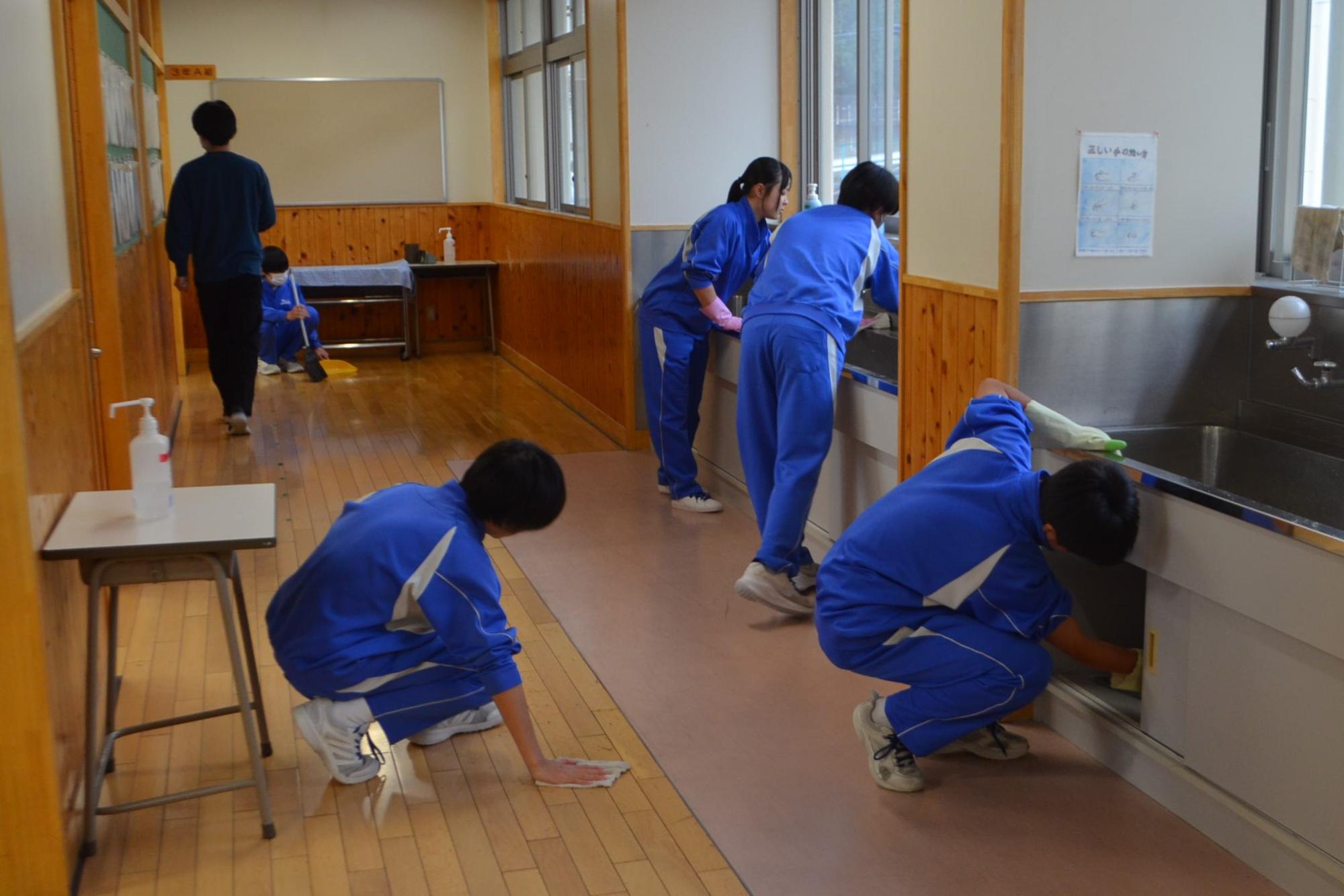 廊下を磨く生徒