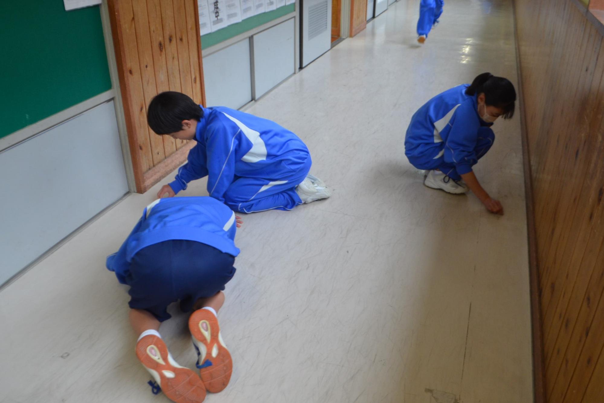 精一杯掃除に取り組む生徒