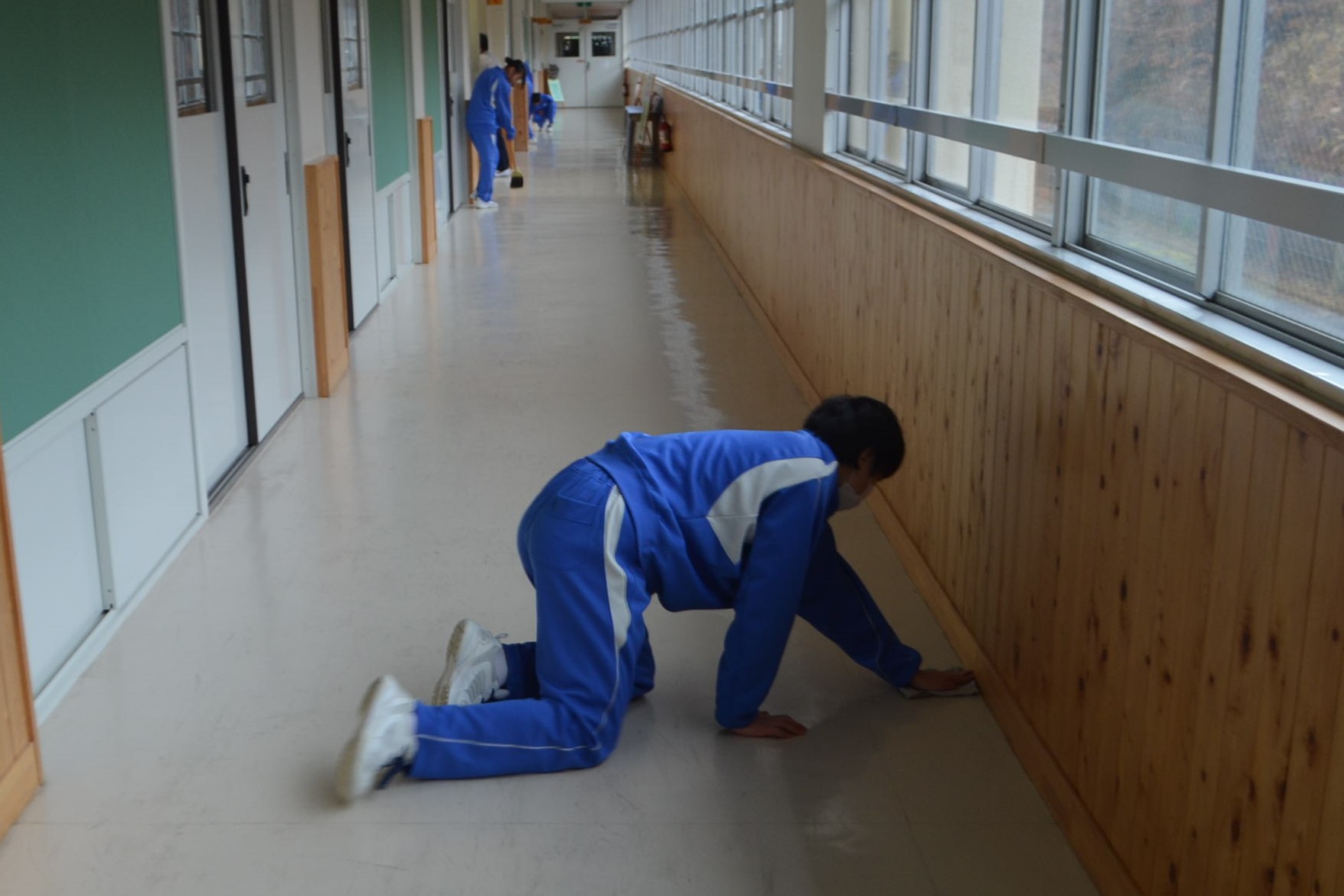 一人で黙々と掃除に取り組む生徒