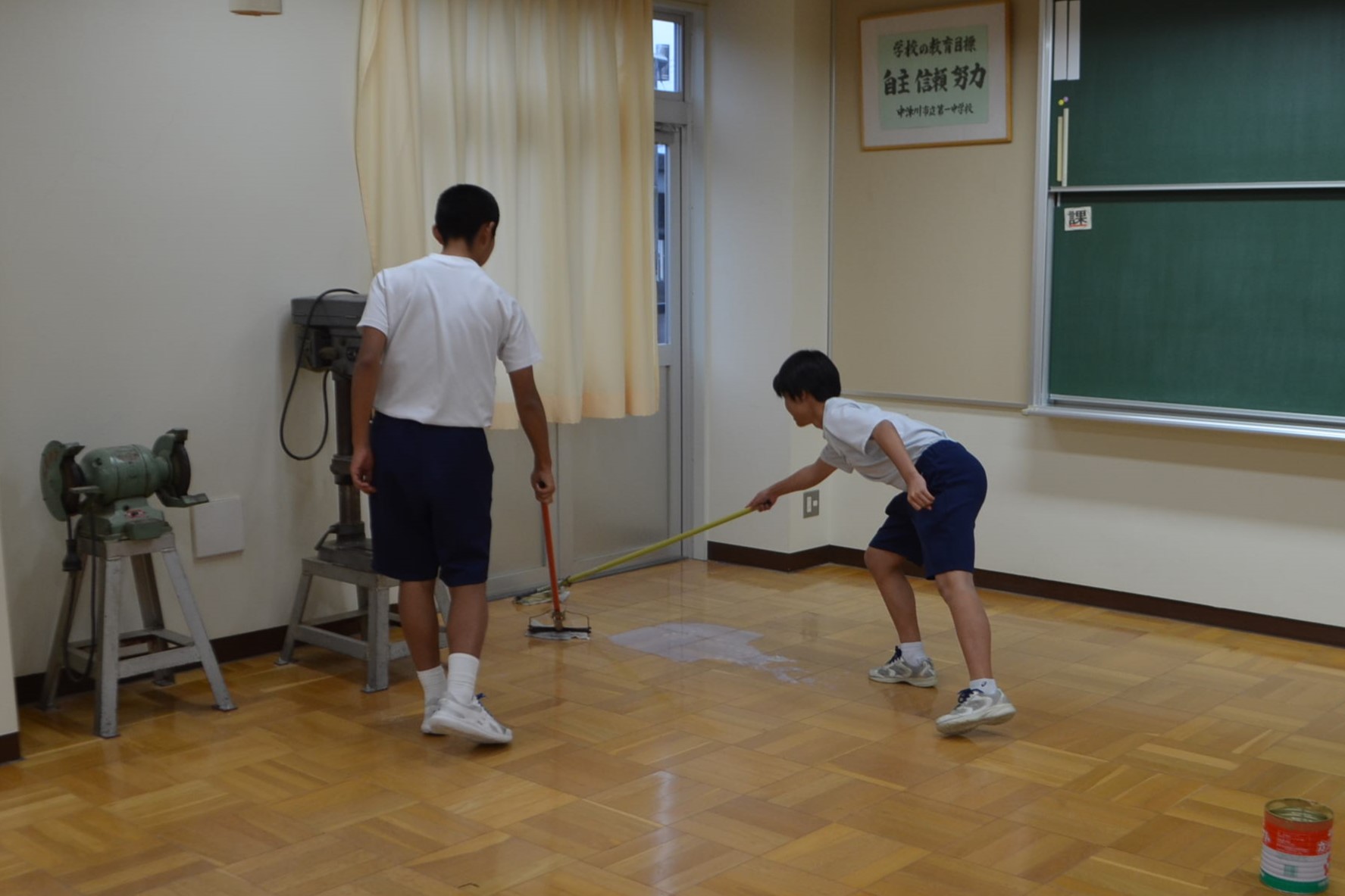 ワックスがけをする生徒