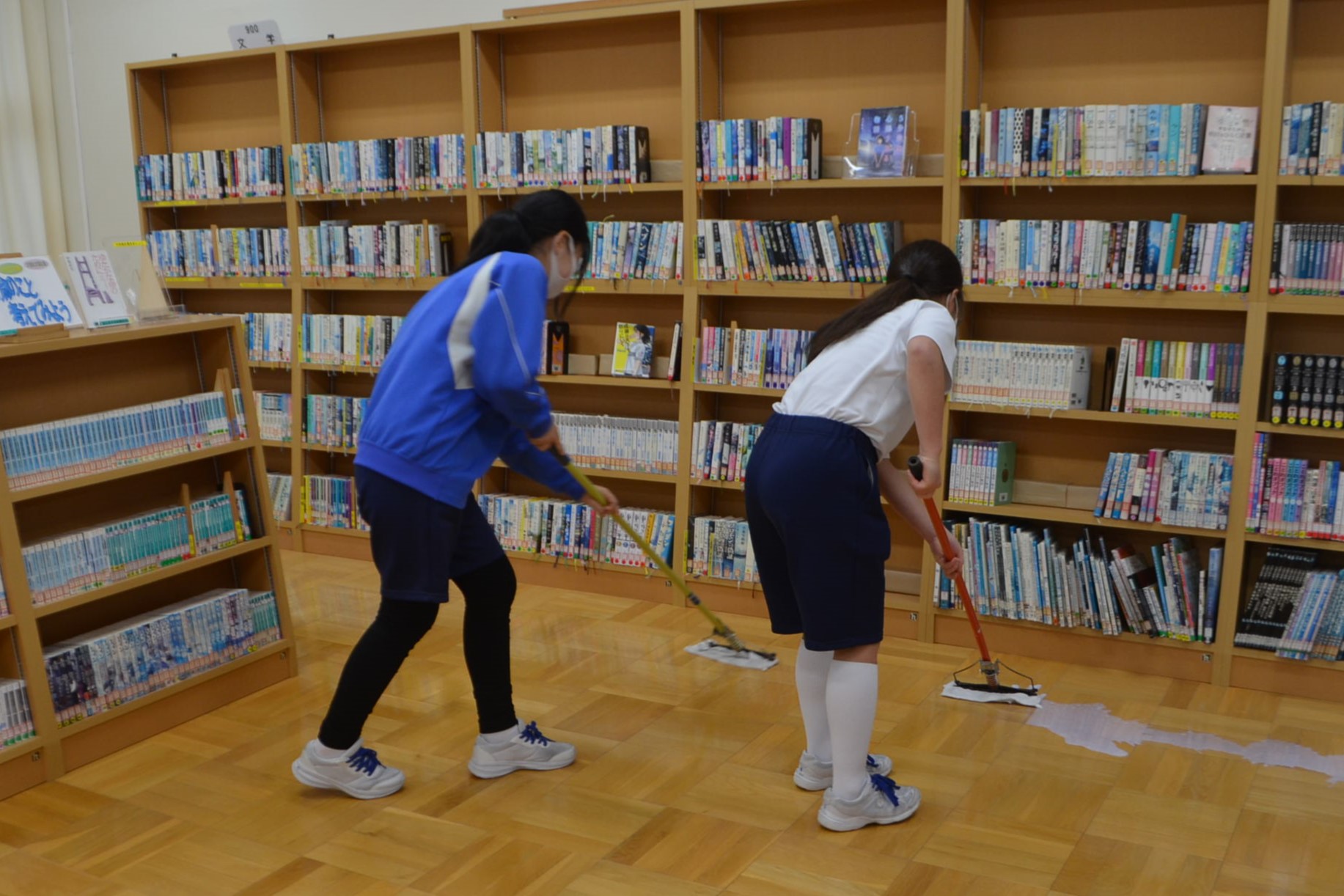 図書室のワックスがけ