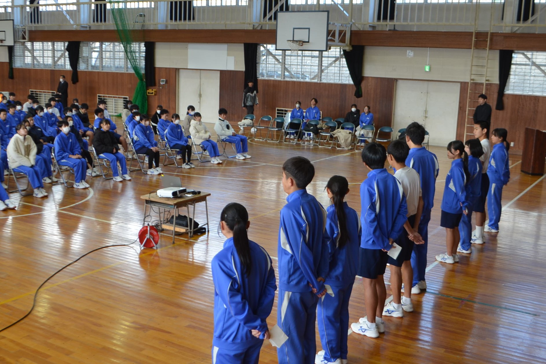 リーダーの話を聞く様子