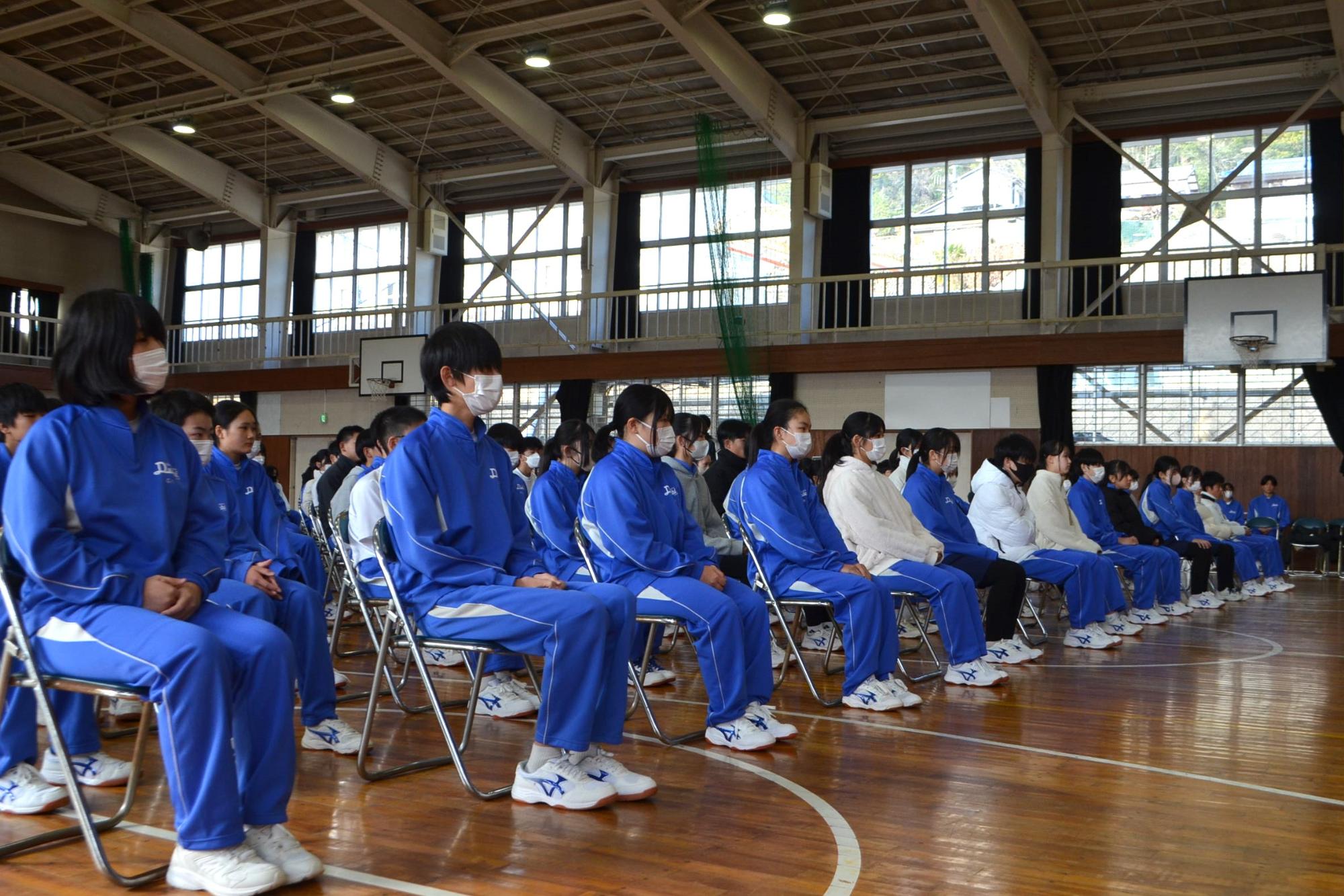 姿勢正しく聞く様子