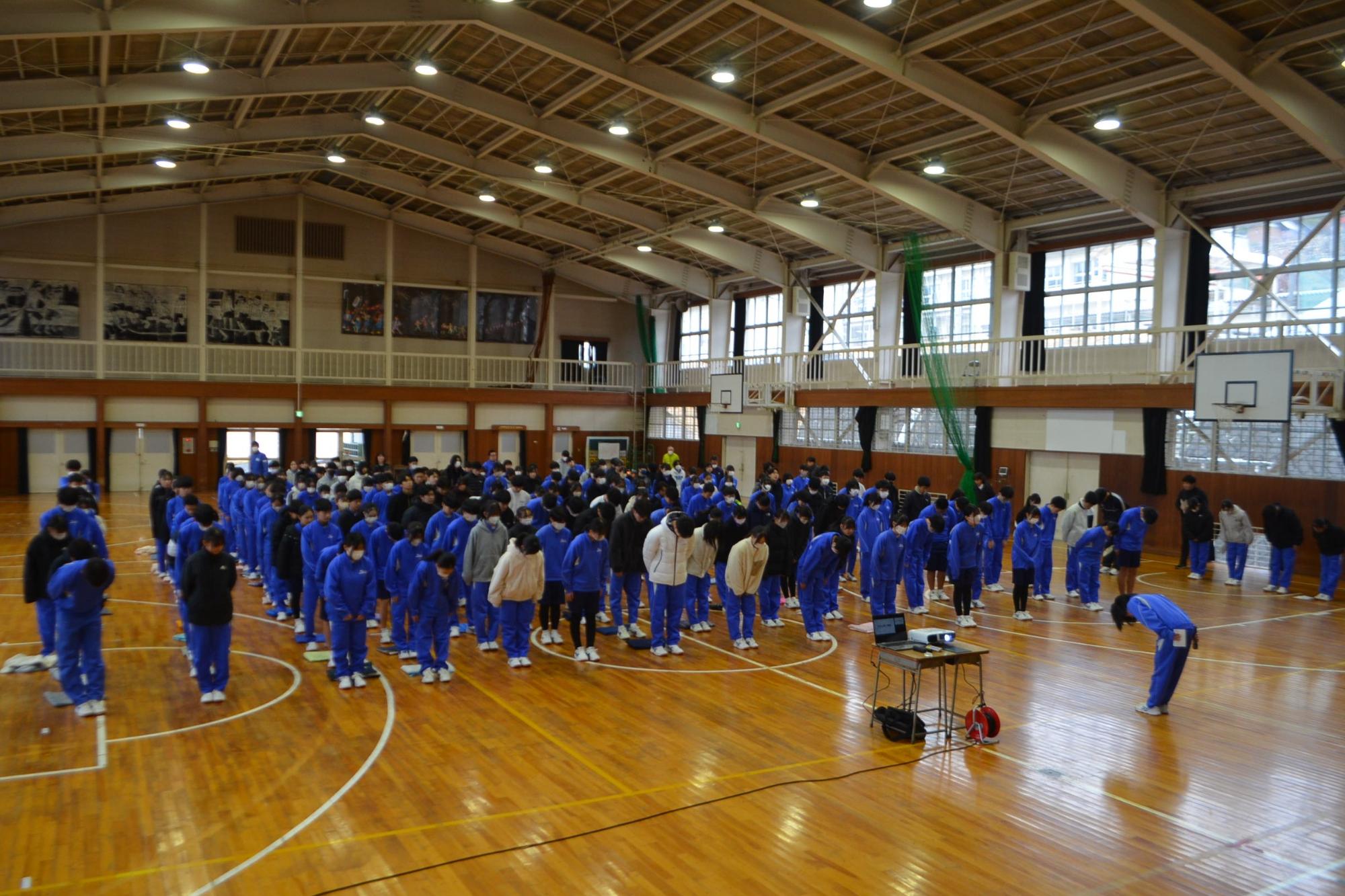 代表の礼にあわせて全校生徒が礼をしている様子